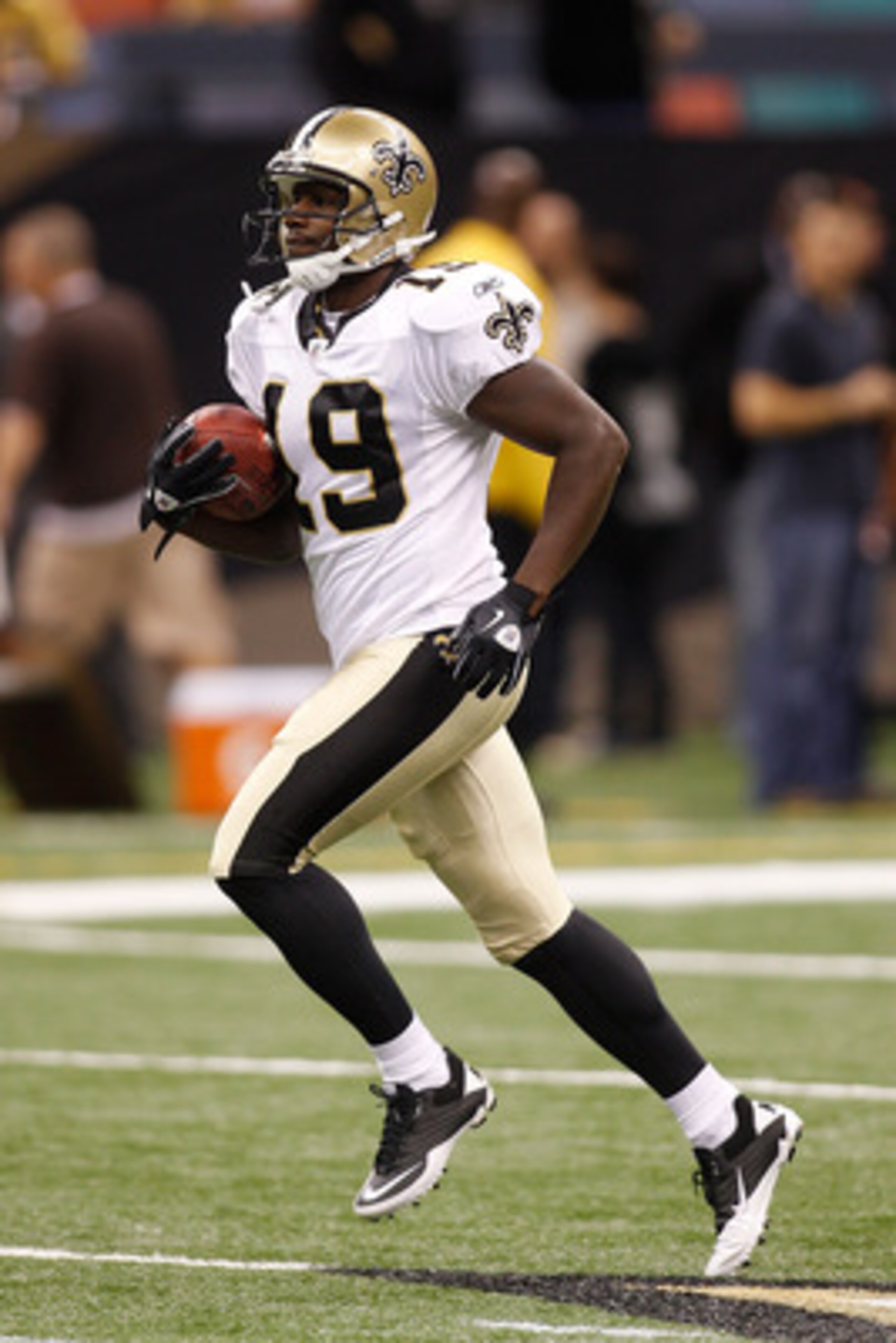NEW ORLEANS - OCTOBER 24:  Devery Henderson #19 of the New Orleans Saints in action during pregame before the game against the Cleveland Browns at the Louisiana Superdome on October 24, 2010 in New Orleans, Louisiana.  (Photo by Chris Graythen/Getty Image