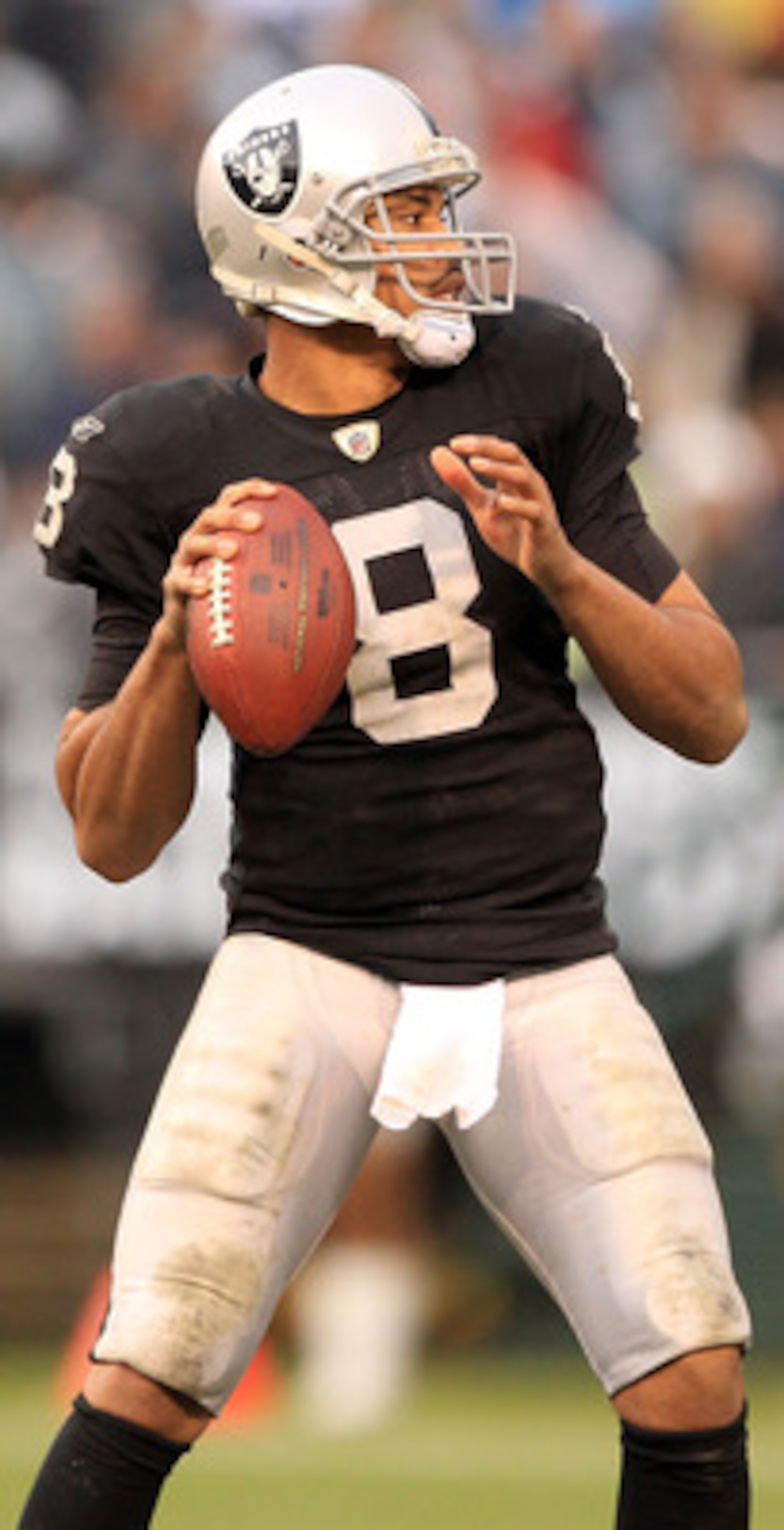 OAKLAND, CA - DECEMBER 19:  Jason Campbell #8 of the Oakland Raiders in action against the Denver Broncos at Oakland-Alameda County Coliseum on December 19, 2010 in Oakland, California.  (Photo by Ezra Shaw/Getty Images)