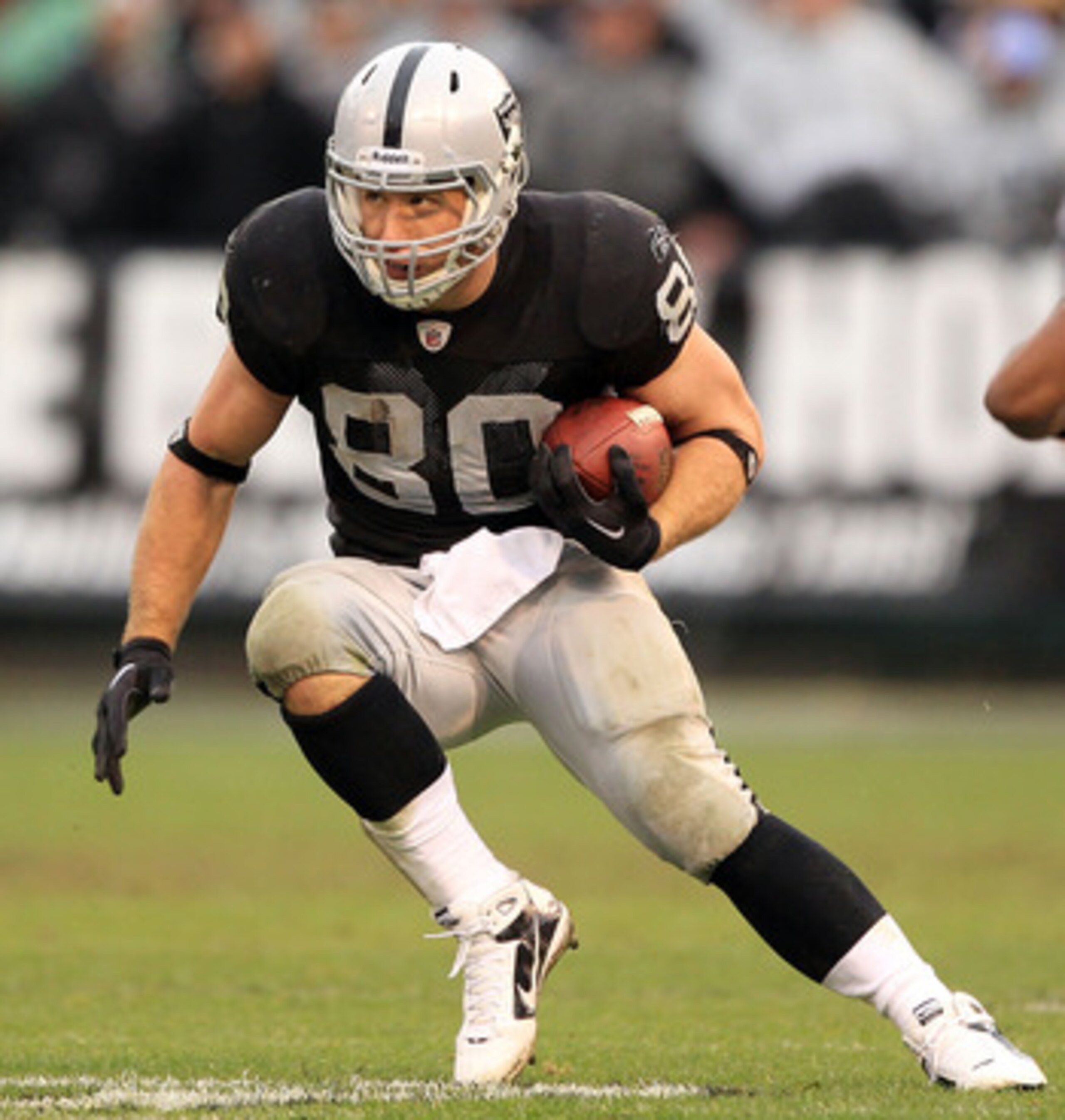 OAKLAND, CA - DECEMBER 19:  Zach Miller #80 of the Oakland Raiders in action during their game against the Denver Broncos at Oakland-Alameda County Coliseum on December 19, 2010 in Oakland, California.  (Photo by Ezra Shaw/Getty Images)