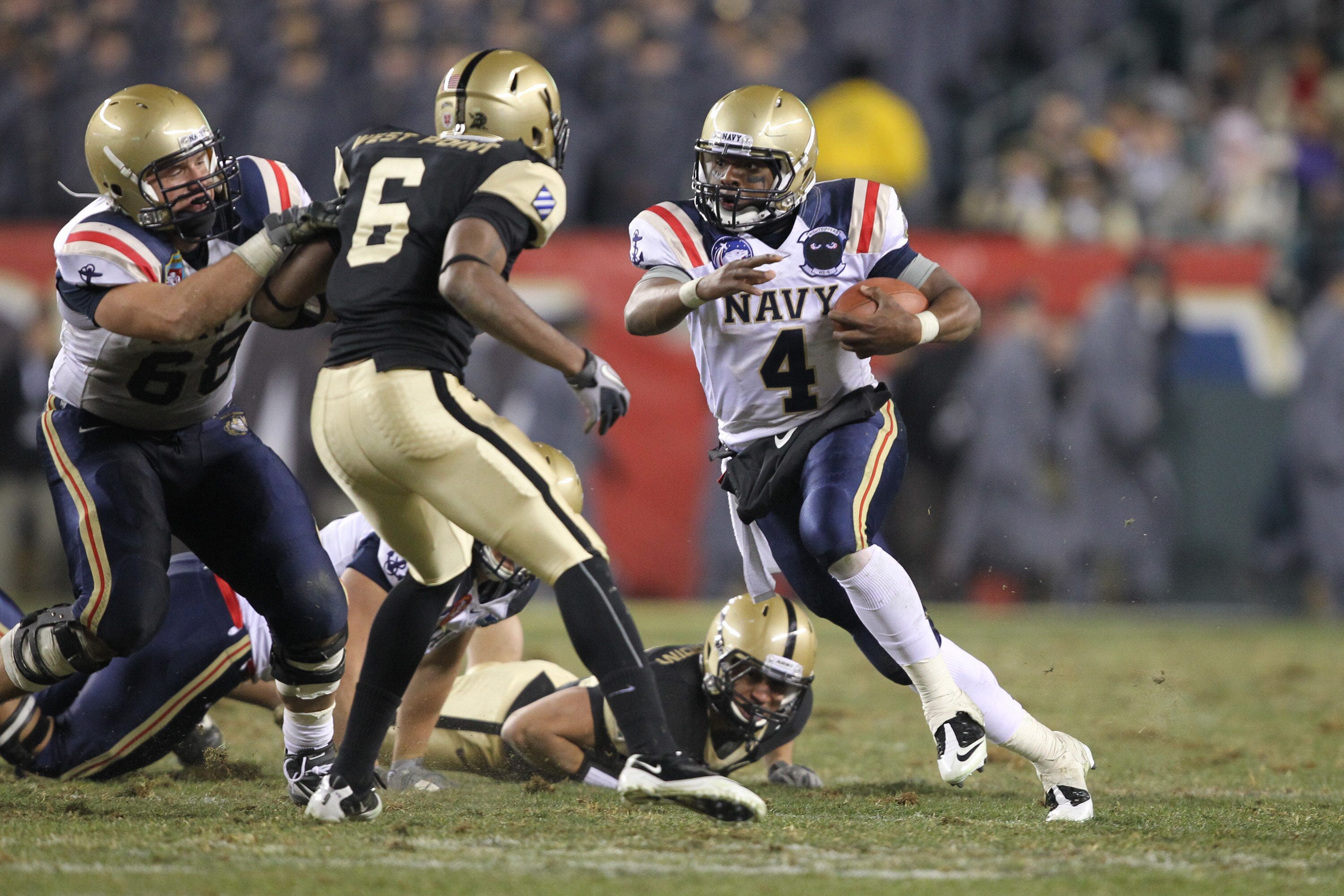 PHILADELPHIA - DECEMBER 11: Quarterback Ricky Dobbs #4 of the Navy Midshipmen carries the ball during the game against the Army Black Knights on December 11, 2010 at Lincoln Financial Field in Philadelphia, Pennsylvania. The Midshipmen won 31-17. (Photo b