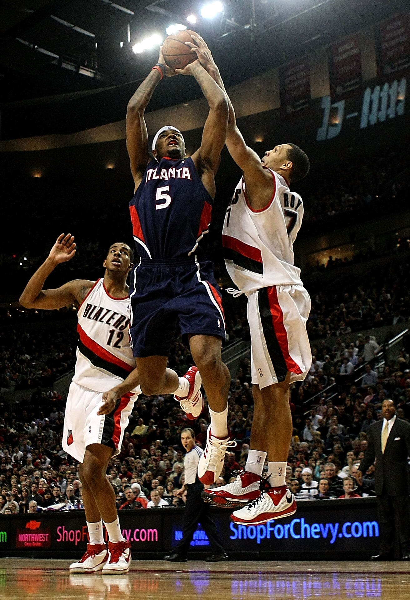PORTLAND, OR - JANUARY 27:  Brandon Roy #7 of the Portland Trail Blazers blocks a shot by Josh Smith #5 of the Atlanta Hawks at the Rose Garden January 27, 2008 in Portland, Oregon.  NOTE TO USER: User expressly acknowledges and agrees that, by downloadin