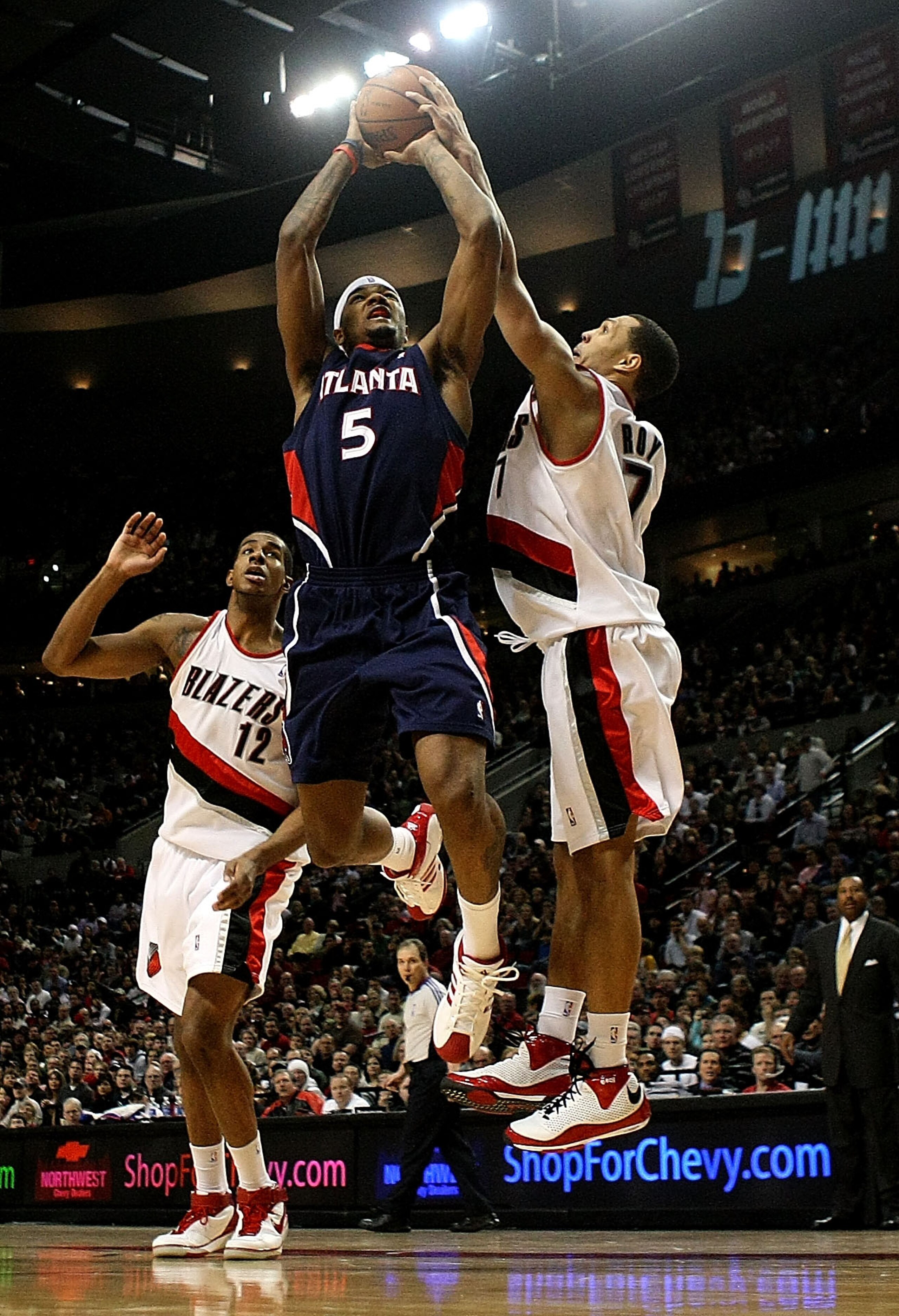 PORTLAND, OR - JANUARY 27: Brandon Roy #7 of the Portland Trail Blazers blocks a shot by Josh Smith #5 of the Atlanta Hawks at the Rose Garden January 27, 2008 in Portland, Oregon. NOTE TO USER: User expressly acknowledges and agrees that, by downloadin PORTLAND, OR - JANUARY 27: Brandon Roy #7 of the Portland Trail Blazers blocks a shot by Josh Smith #5 of the Atlanta Hawks at the Rose Garden January 27, 2008 in Portland, Oregon. NOTE TO USER: User expressly acknowledges and agrees that, by downloadin