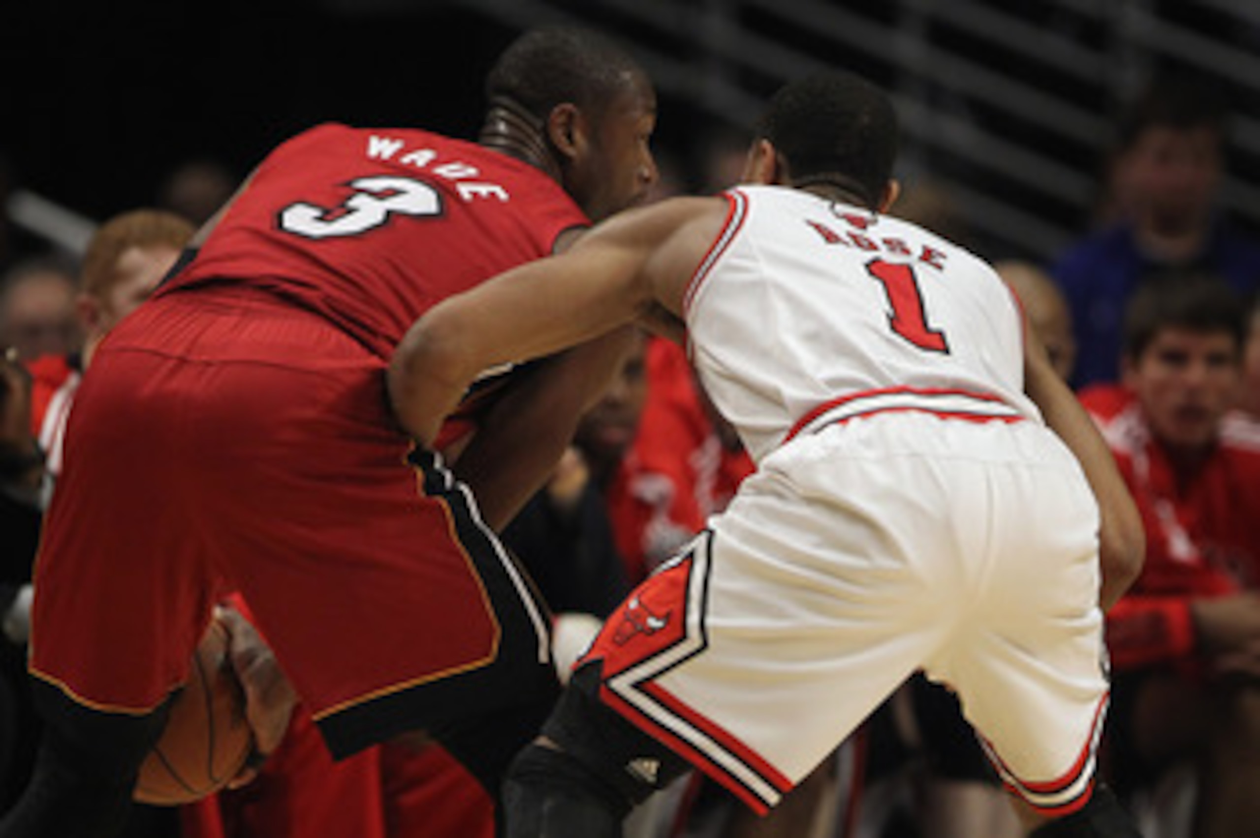 CHICAGO, IL - JANUARY 15: Dwyane Wade #3 of the Miami Heat controls the ball against Derrick Rose #1 of the Chicago Bulls at the United Center on January 15, 2011 in Chicago, Illinois. The Bulls defeated the Heat 99-96. NOTE TO USER: User expressly ackno CHICAGO, IL - JANUARY 15: Dwyane Wade #3 of the Miami Heat controls the ball against Derrick Rose #1 of the Chicago Bulls at the United Center on January 15, 2011 in Chicago, Illinois. The Bulls defeated the Heat 99-96. NOTE TO USER: User expressly ackno