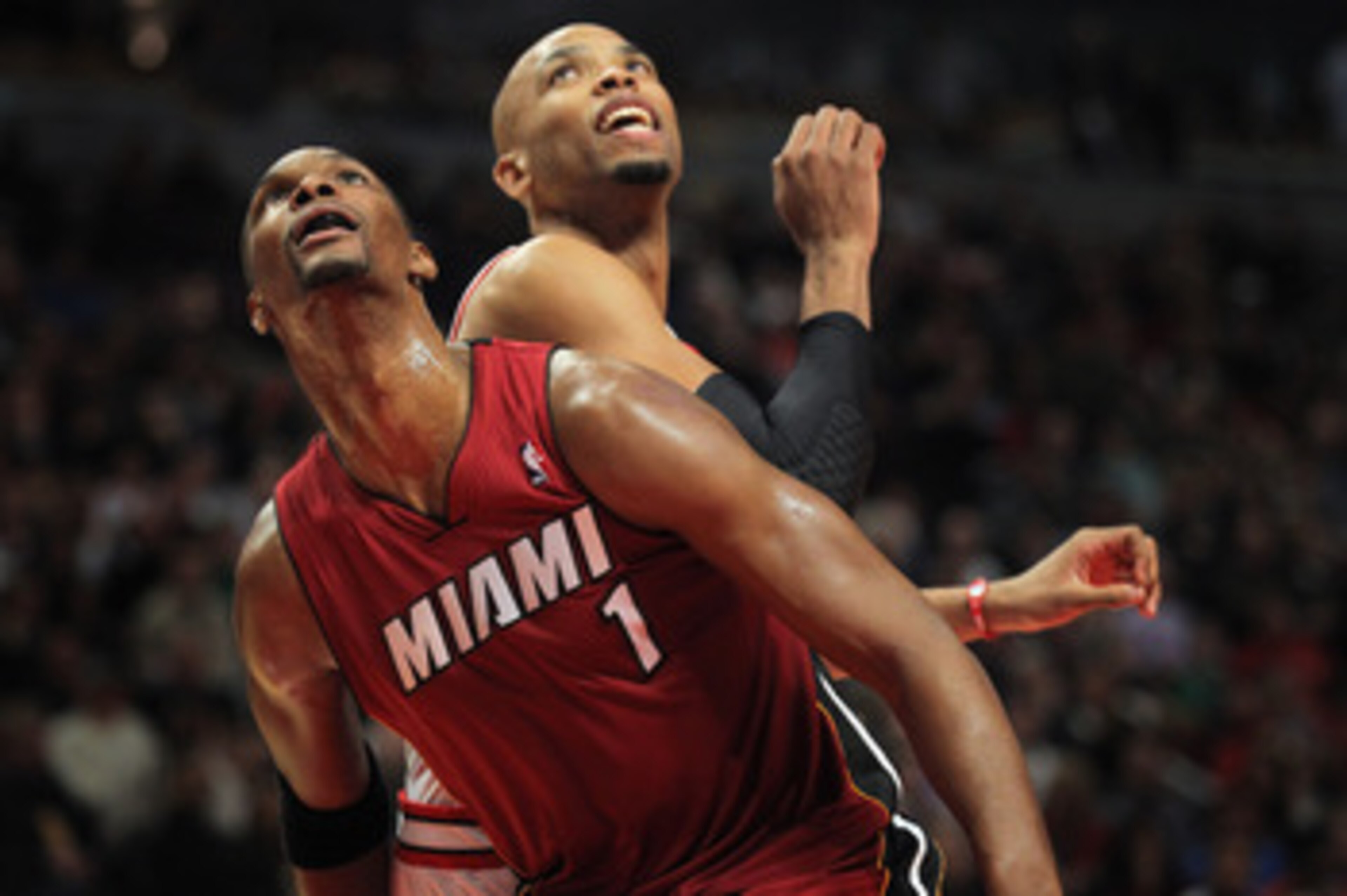 CHICAGO, IL - JANUARY 15:  Chris Bosh #1 of the Miami Heat battles for rebounding position with Taj Gibson #22 of the Chicago Bulls at the United Center on January 15, 2011 in Chicago, Illinois. The Bulls defeated the Heat 99-96. NOTE TO USER: User expres