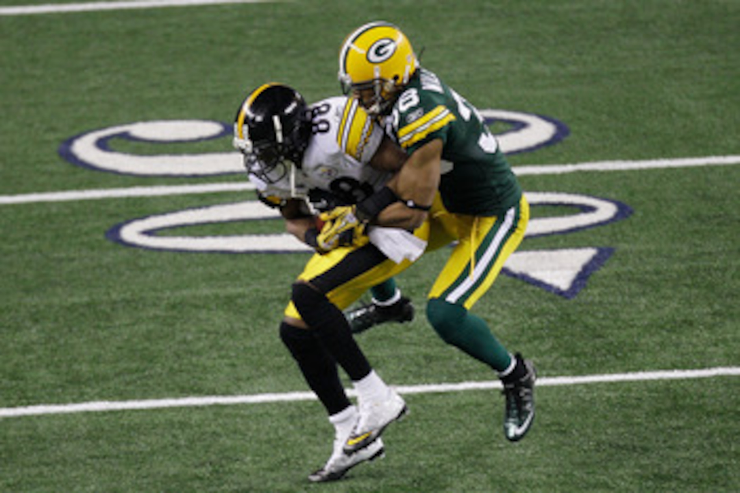 ARLINGTON, TX - FEBRUARY 06:  Emmanuel Sanders #88 of the Pittsburgh Steelers catches a 13 yard pass for a first down against Tramon Williams #38 of the Green Bay Packers in the second quarter of Super Bowl XLV at Cowboys Stadium on February 6, 2011 in Ar