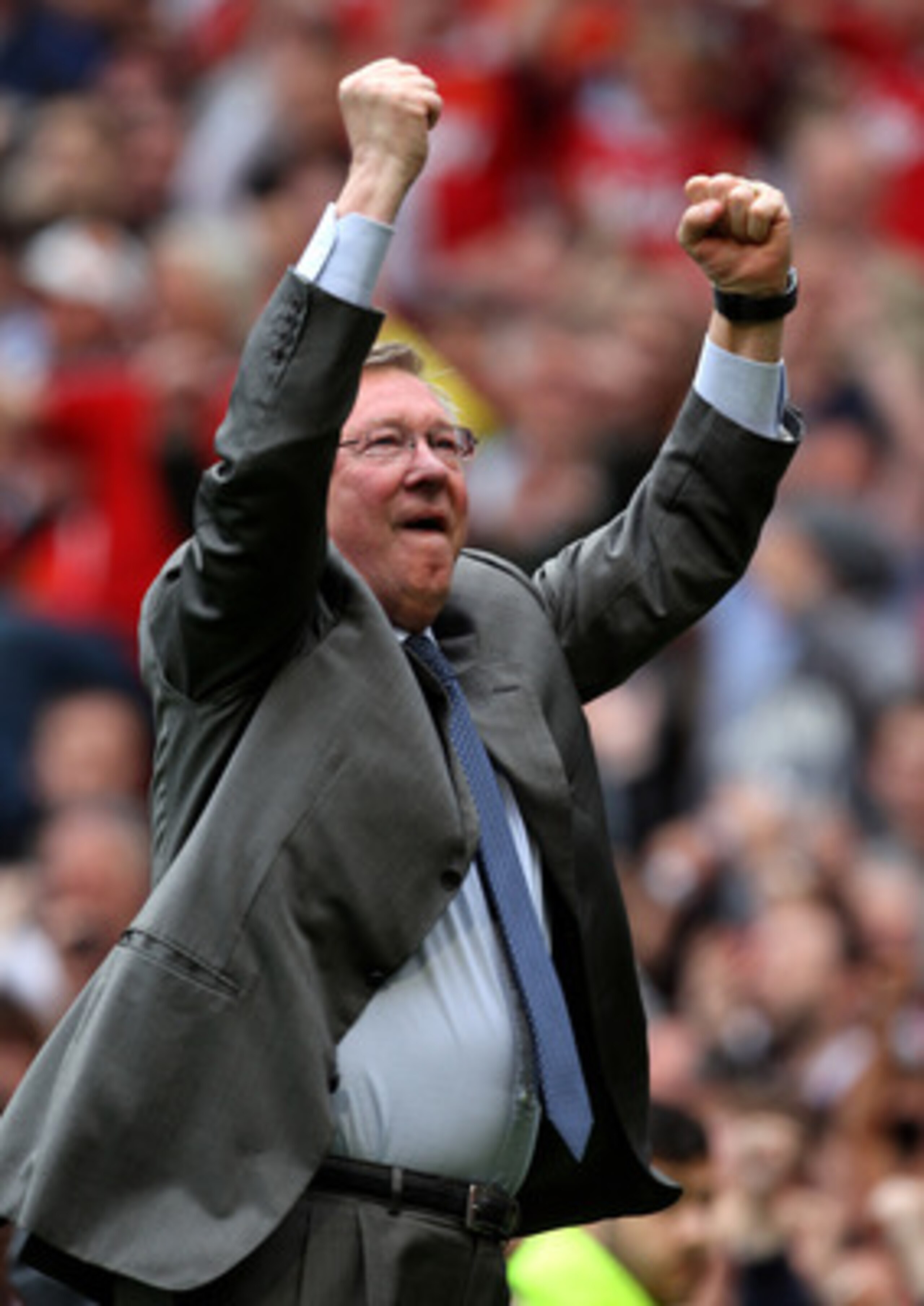 MANCHESTER, ENGLAND - MAY 08:  Manchester United Manager Sir Alex Ferguson celebrates at the end of the Barclays Premier League match between Manchester United and Chelsea at Old Trafford on May 8, 2011 in Manchester, England.  (Photo by Alex Livesey/Gett