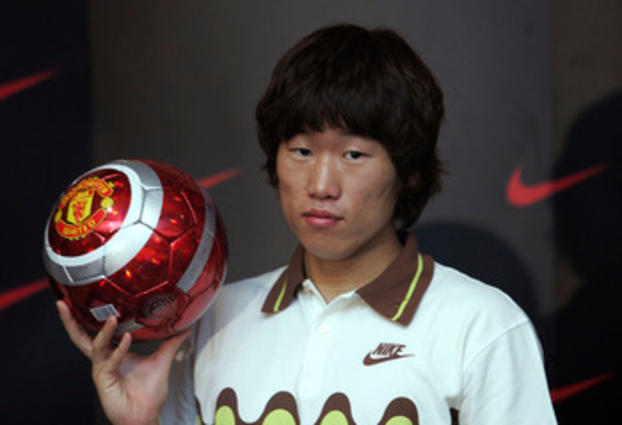 INCHEON, SOUTH KOREA - JUNE 25: South Korean footballer Park Ji-Sung addresses a press conference after successfully undergoing a medical test by Manchester United June 25, 2005 in Incheon, South Korea. Park Ji-Sung became the first South Korean player in