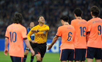 MILAN, ITALY - APRIL 20:  Referee Olegario Benquerenca signals during the UEFA Champions League Semi Final First Leg match between Inter Milan and Barcelona at Giuseppe Meazza Stadium on April 20, 2010 in Milan, Italy.  (Photo by Claudio Villa/Getty Image