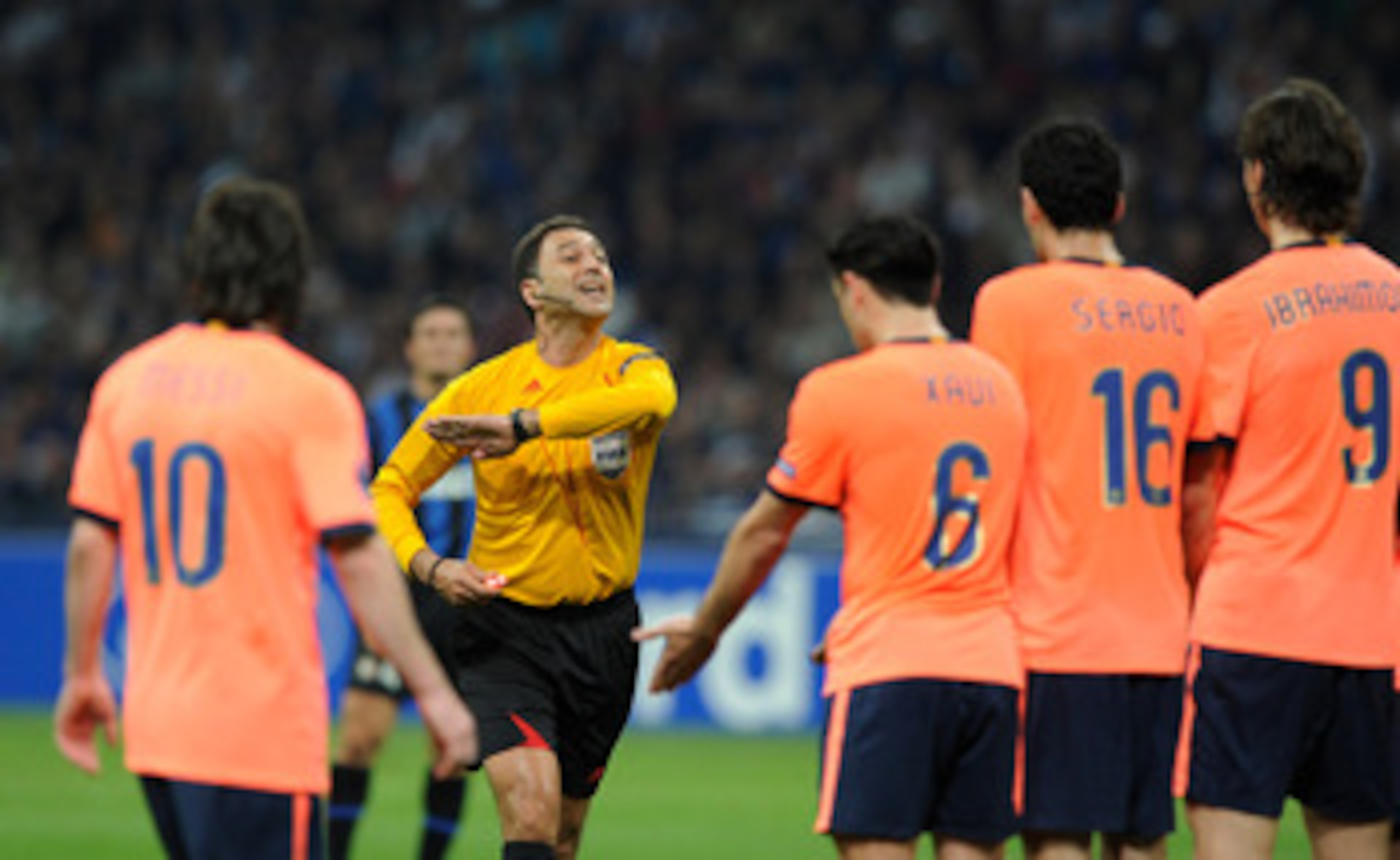 MILAN, ITALY - APRIL 20:  Referee Olegario Benquerenca signals during the UEFA Champions League Semi Final First Leg match between Inter Milan and Barcelona at Giuseppe Meazza Stadium on April 20, 2010 in Milan, Italy.  (Photo by Claudio Villa/Getty Image