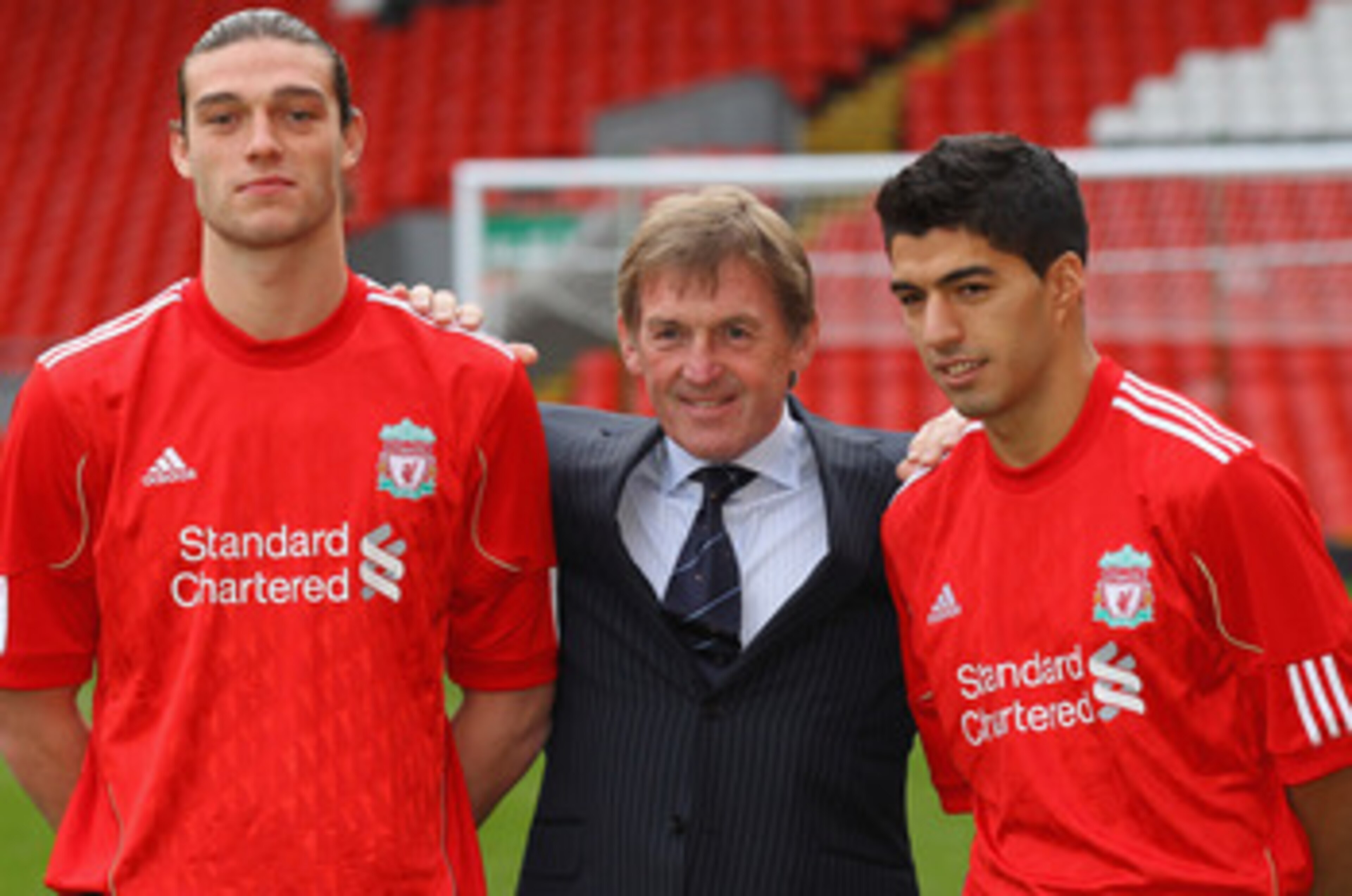 LIVERPOOL, ENGLAND - FEBRUARY 03:  Kenny Dalglish the manager of Liverpool stands between his new signings, Andy Carroll (l) and Luis Suarez (r) during a photocall at Anfield on February 3, 2011 in Liverpool, England.  (Photo by Alex Livesey/Getty Images)