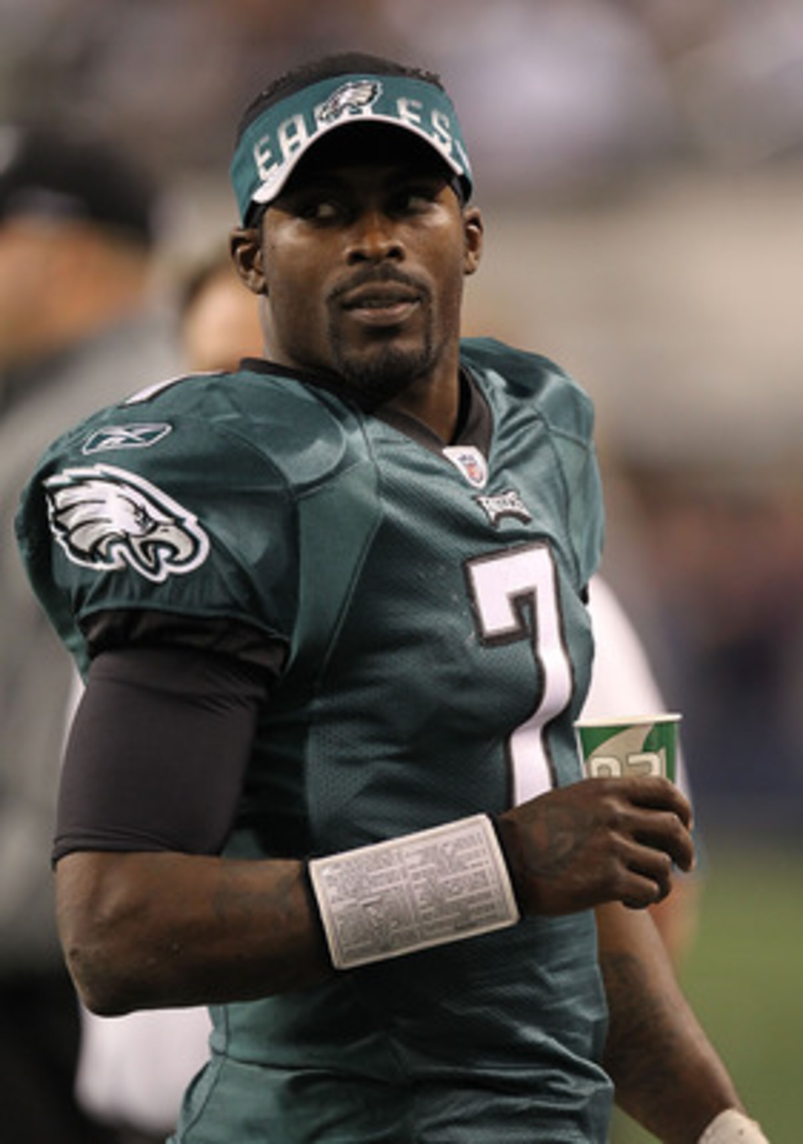 ARLINGTON, TX - DECEMBER 12:  Quarterback Michael Vick #7 of the Philadelphia Eagles at Cowboys Stadium on December 12, 2010 in Arlington, Texas.  (Photo by Ronald Martinez/Getty Images)