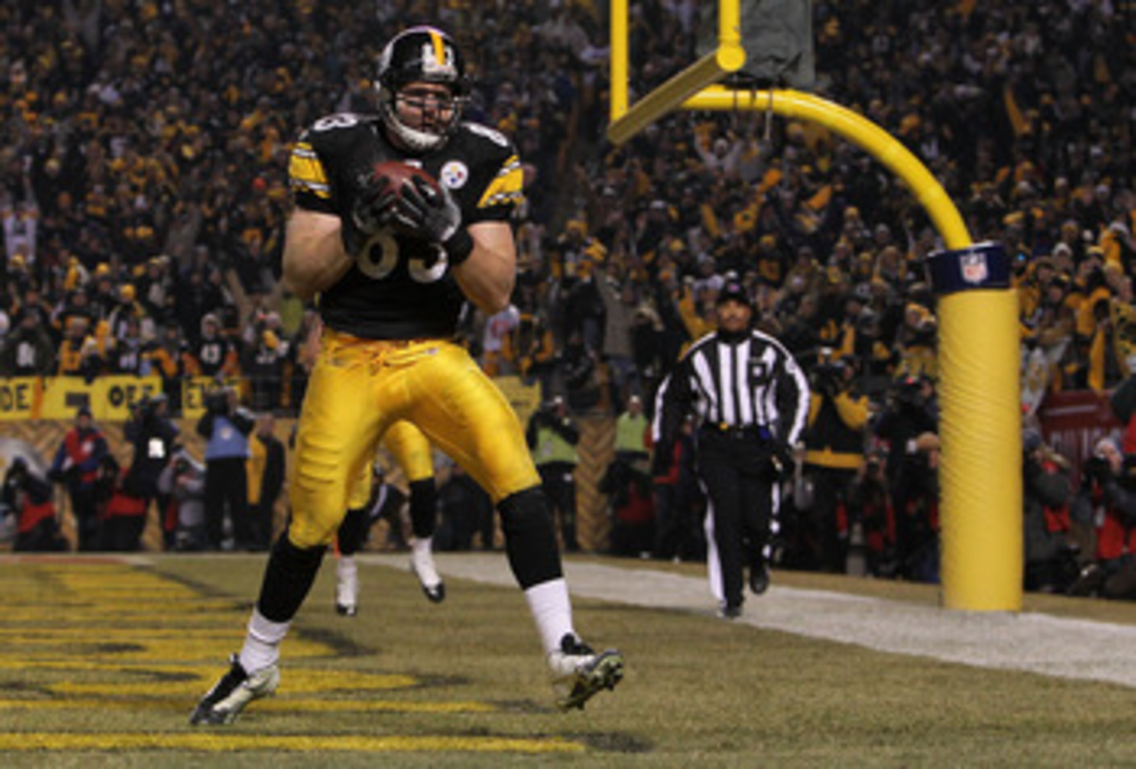 PITTSBURGH, PA - JANUARY 15: Tight end Heath Miller #83 of the Pittsburgh Steelers catches the ball for a touchdown against the Baltimore Ravens in the third quarter of the AFC Divisional Playoff Game at Heinz Field on January 15, 2011 in Pittsburgh, Penn