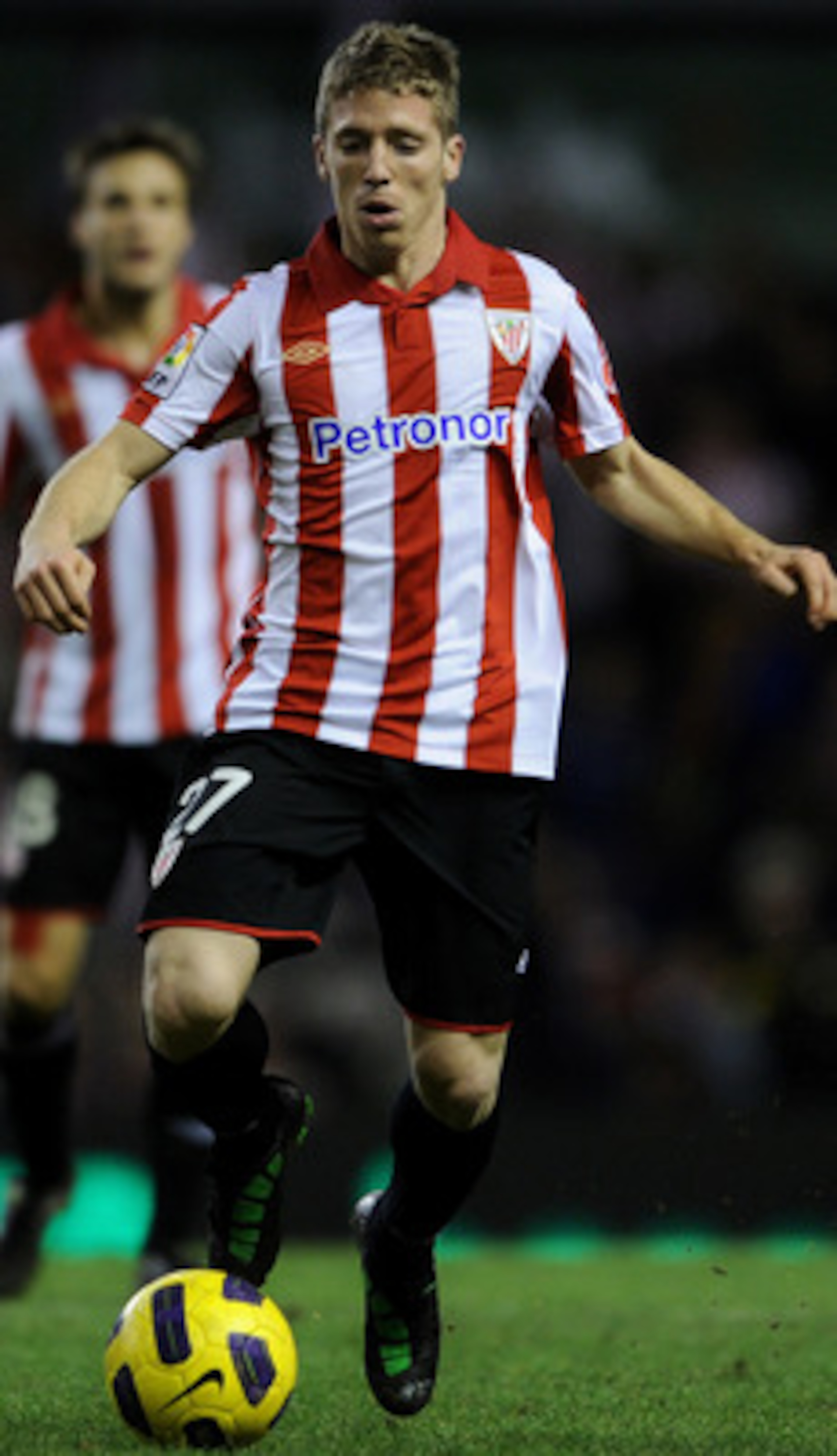 BILBAO, SPAIN - JANUARY 05:  Iker Muniain of Athletic Bilbao controls the ball during the round of last 16 Copa del Rey second leg match between Athletic Bilbao and FC Barcelona at Estadio de San Mames on January 5, 2011 in Bilbao, Spain. The match ended