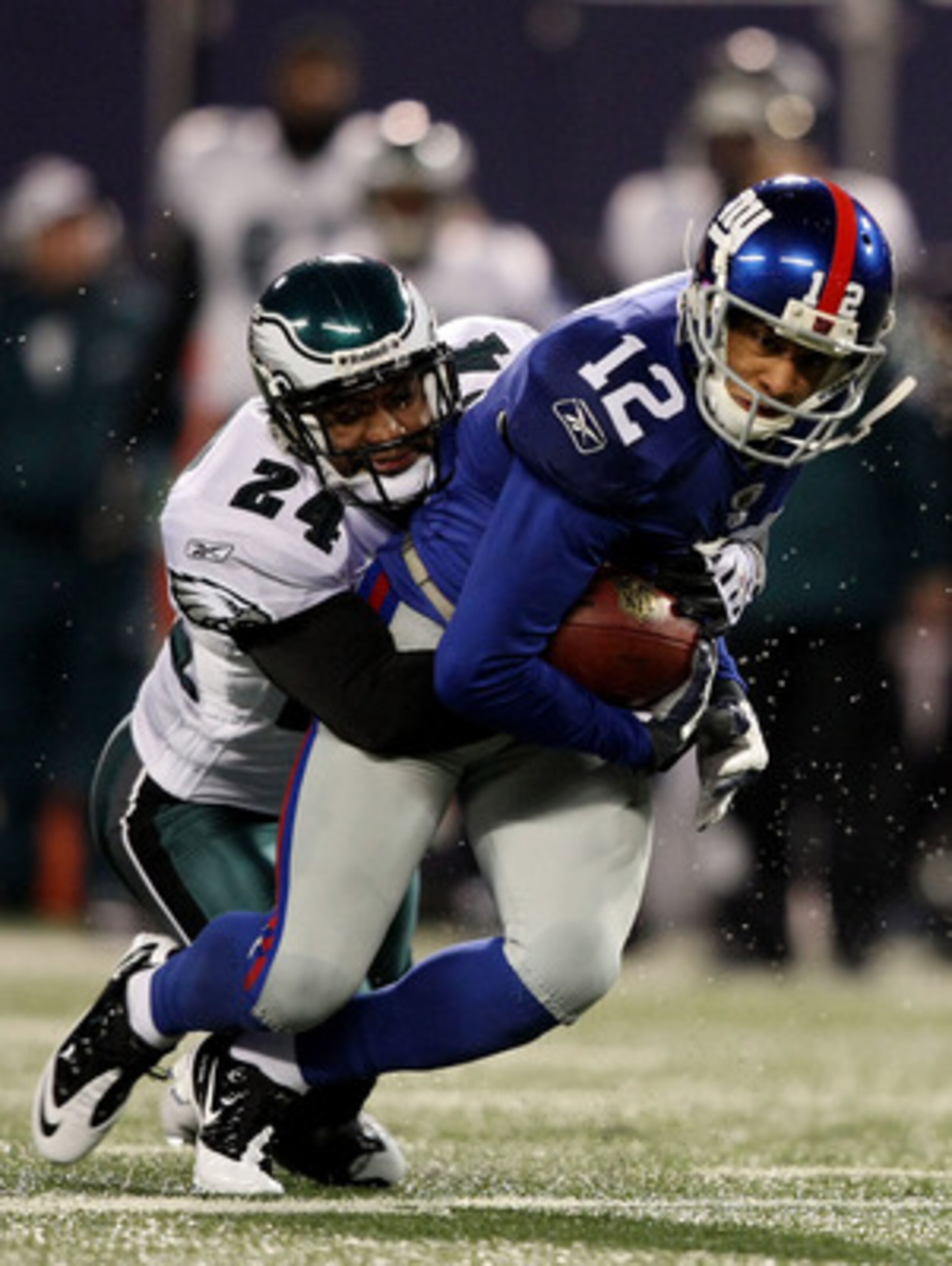 EAST RUTHERFORD, NJ - DECEMBER 13:  Sheldon Brown #24 of the Philadelphia Eagles tackles Steve Smith #12 of the New York Giants at Giants Stadium on December 13, 2009 in East Rutherford, New Jersey.  (Photo by Nick Laham/Getty Images)