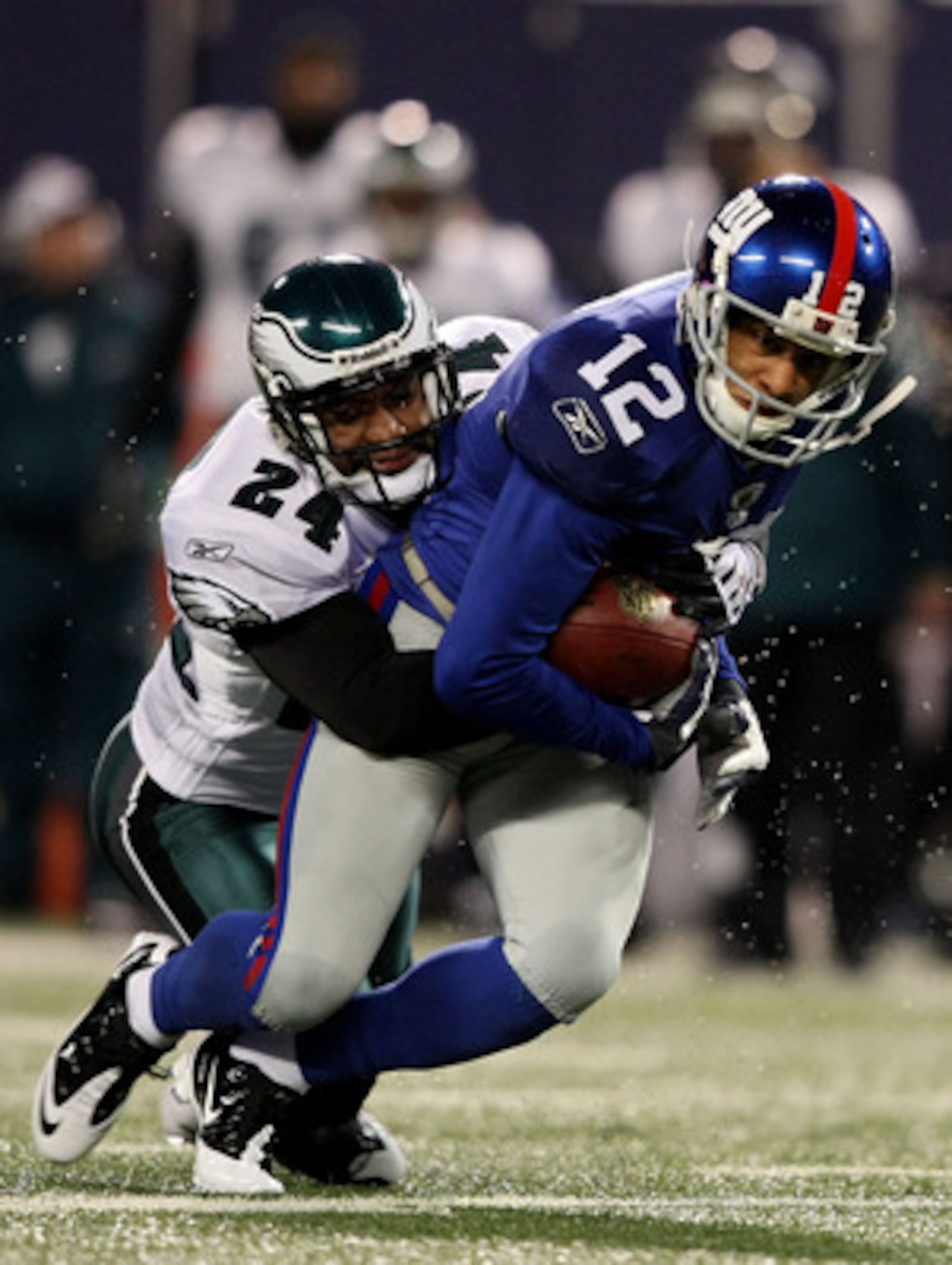 EAST RUTHERFORD, NJ - DECEMBER 13:  Sheldon Brown #24 of the Philadelphia Eagles tackles Steve Smith #12 of the New York Giants at Giants Stadium on December 13, 2009 in East Rutherford, New Jersey.  (Photo by Nick Laham/Getty Images)