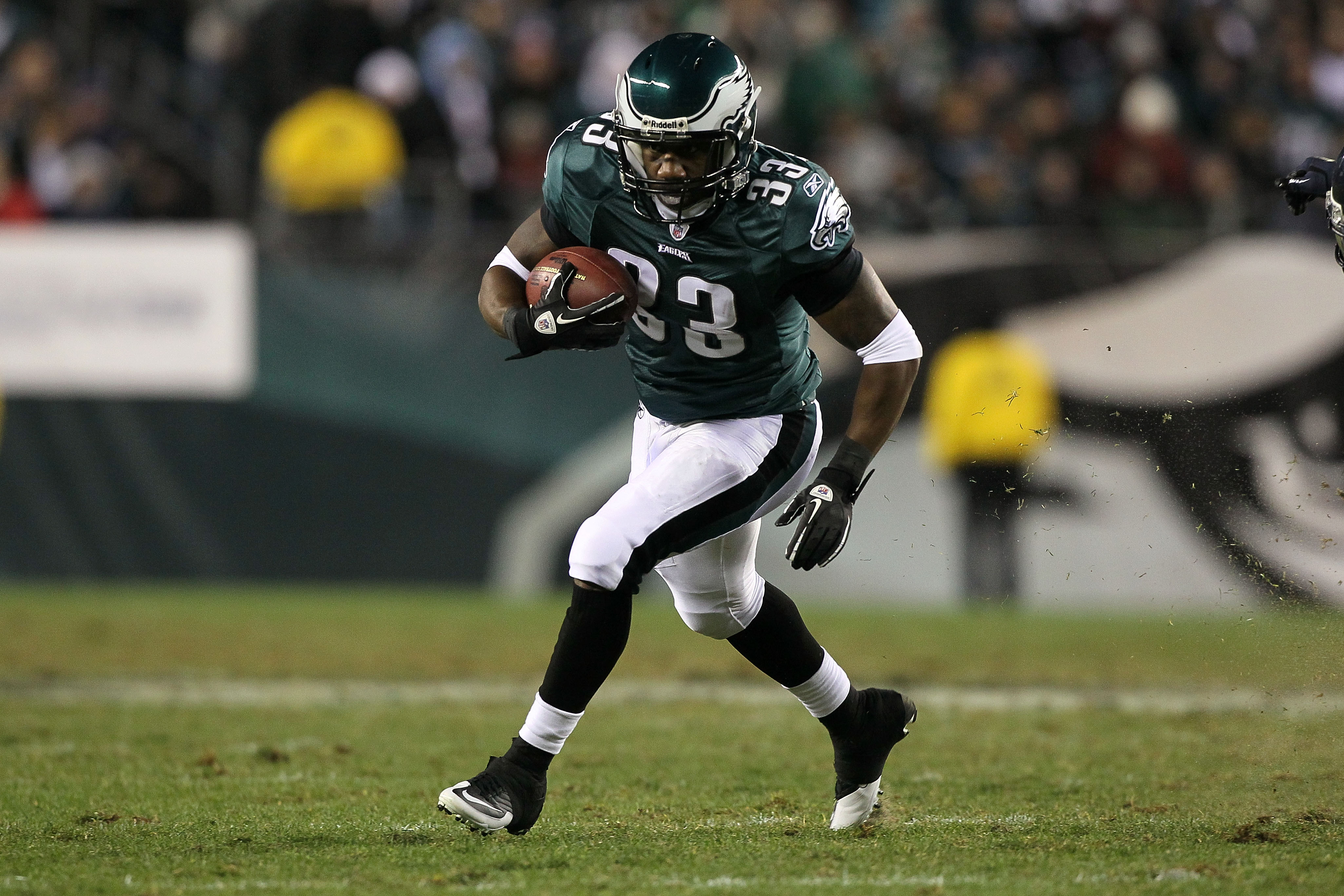 PHILADELPHIA, PA - DECEMBER 02:  Jerome Harrison #33 of the Philadelphia Eagles runs with the ball against the Houston Texans at Lincoln Financial Field on December 2, 2010 in Philadelphia, Pennsylvania.  (Photo by Jim McIsaac/Getty Images)