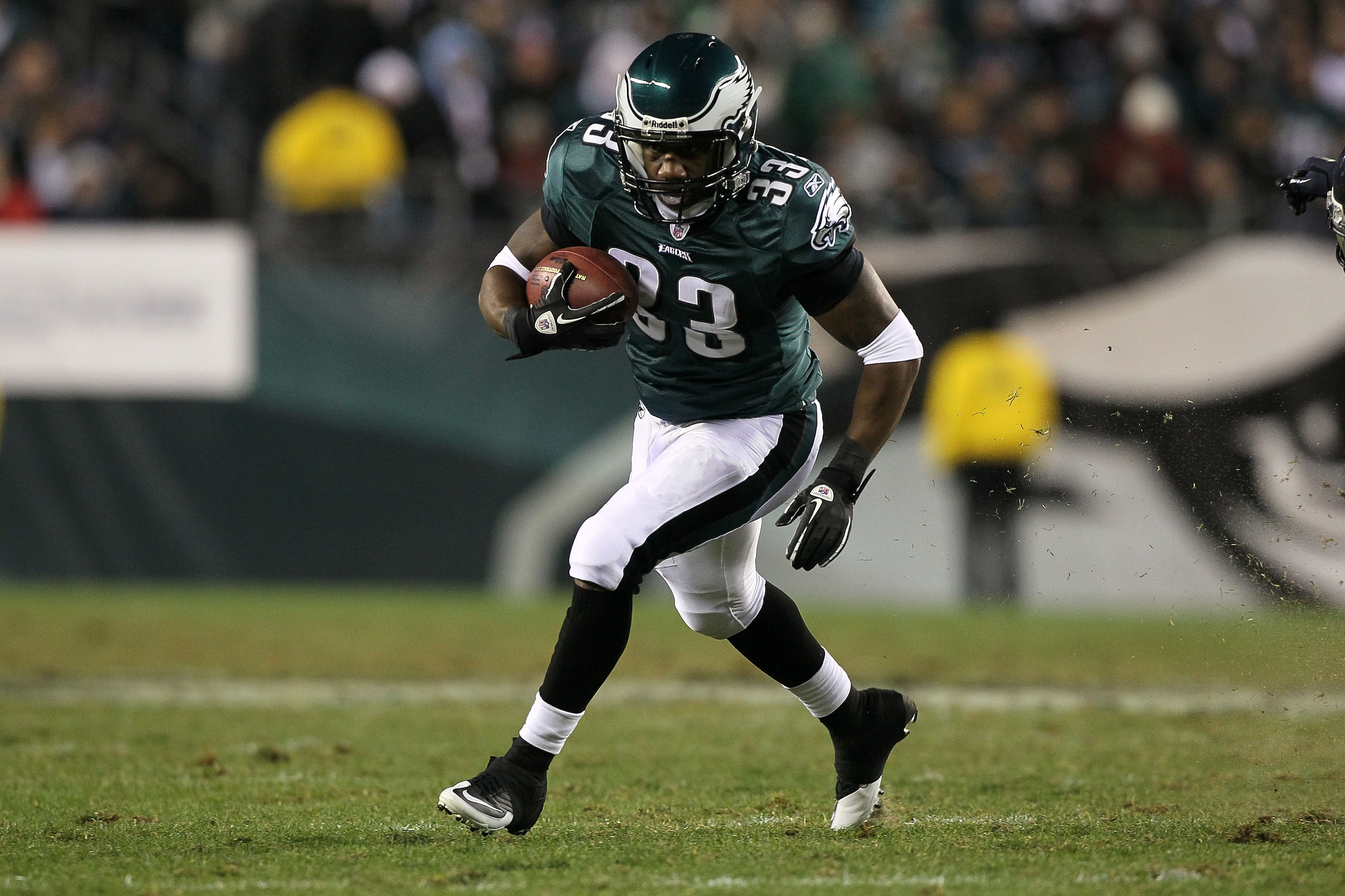 PHILADELPHIA, PA - DECEMBER 02:  Jerome Harrison #33 of the Philadelphia Eagles runs with the ball against the Houston Texans at Lincoln Financial Field on December 2, 2010 in Philadelphia, Pennsylvania.  (Photo by Jim McIsaac/Getty Images)