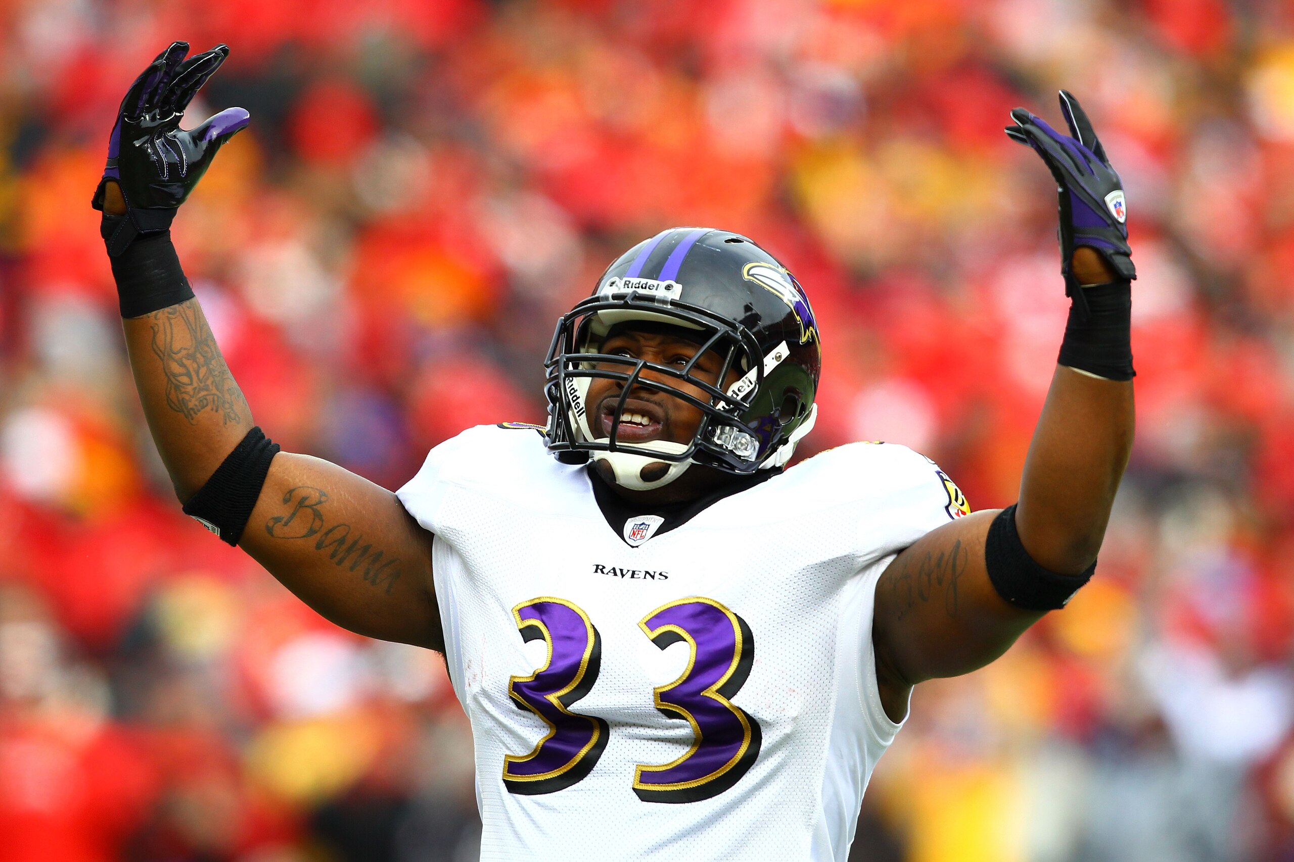 KANSAS CITY, MO - JANUARY 09:  Fullback Le'Ron McClain #33 of the Baltimore Ravens reacts to the crowd prior to playing the Kansas City Chiefs in their 2011 AFC wild card playoff game at Arrowhead Stadium on January 9, 2011 in Kansas City, Missouri.  (Pho