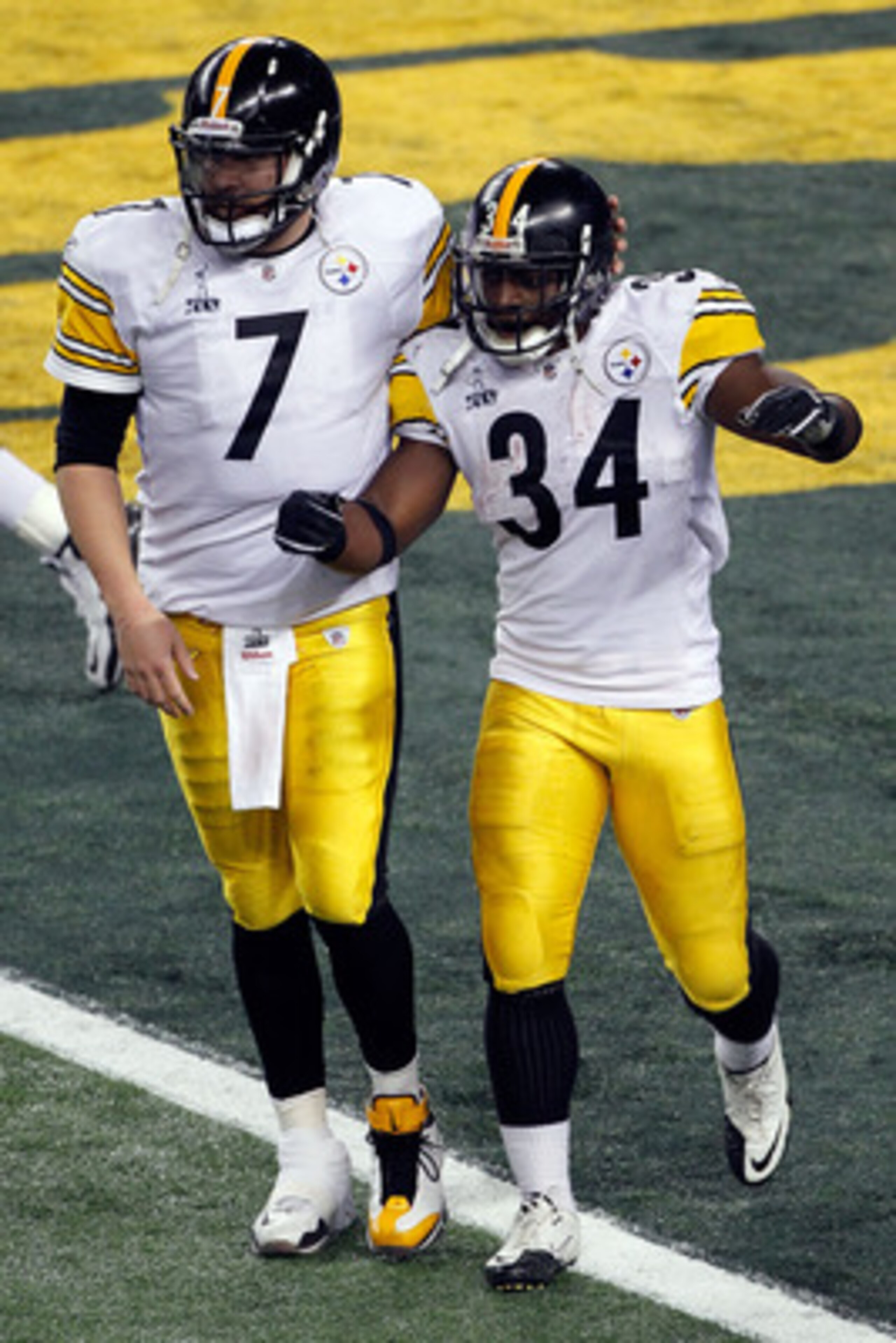 ARLINGTON, TX - FEBRUARY 06:  Rashard Mendenhall #34 celebrates with Ben Roethlisberger #7 of the Pittsburgh Steelers celebrates after Mendenhall ran for an eight yard touchdown against the Green Bay Packers in the third quarter of Super Bowl XLV at Cowbo