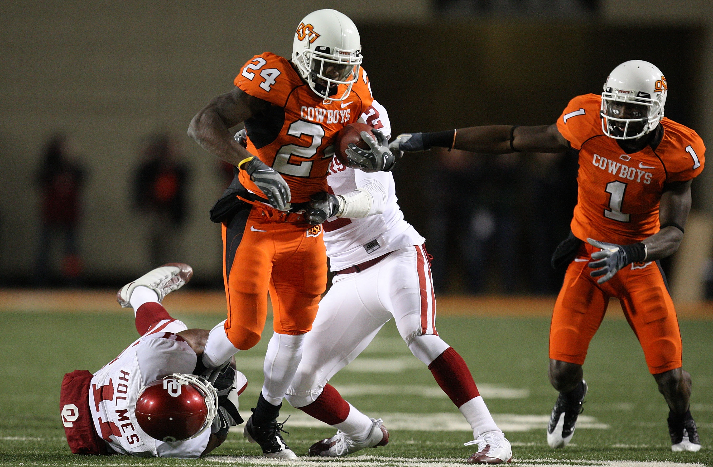 STILLWATER, OK - NOVEMBER 29:  Running back Kendall Hunter #24 of the Oklahoma State Cowboys runs the ball against Lendy Holmes #11 of the Oklahoma Sooners at Boone Pickens Stadium on November 29, 2008 in Stillwater, Oklahoma.  (Photo by Ronald Martinez/G