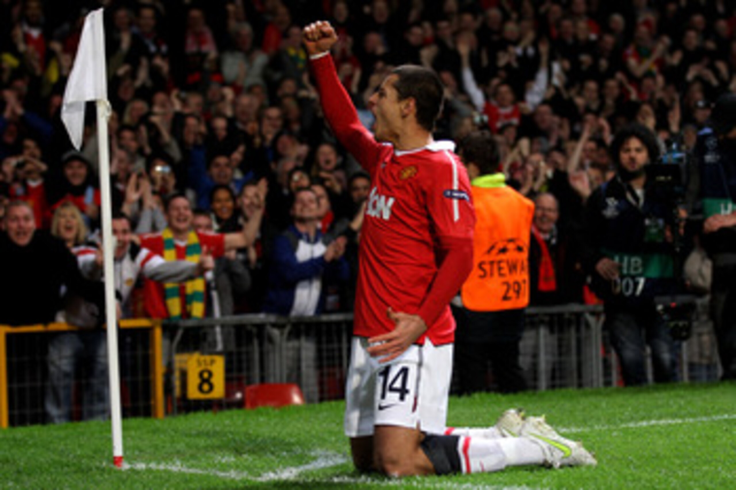 MANCHESTER, ENGLAND - MARCH 15:  Javier Hernandez of Manchester United celebrates scoring the opening goal during the UEFA Champions League round of 16 second leg match between Manchester United and Marseille at Old Trafford on March 15, 2011 in Mancheste
