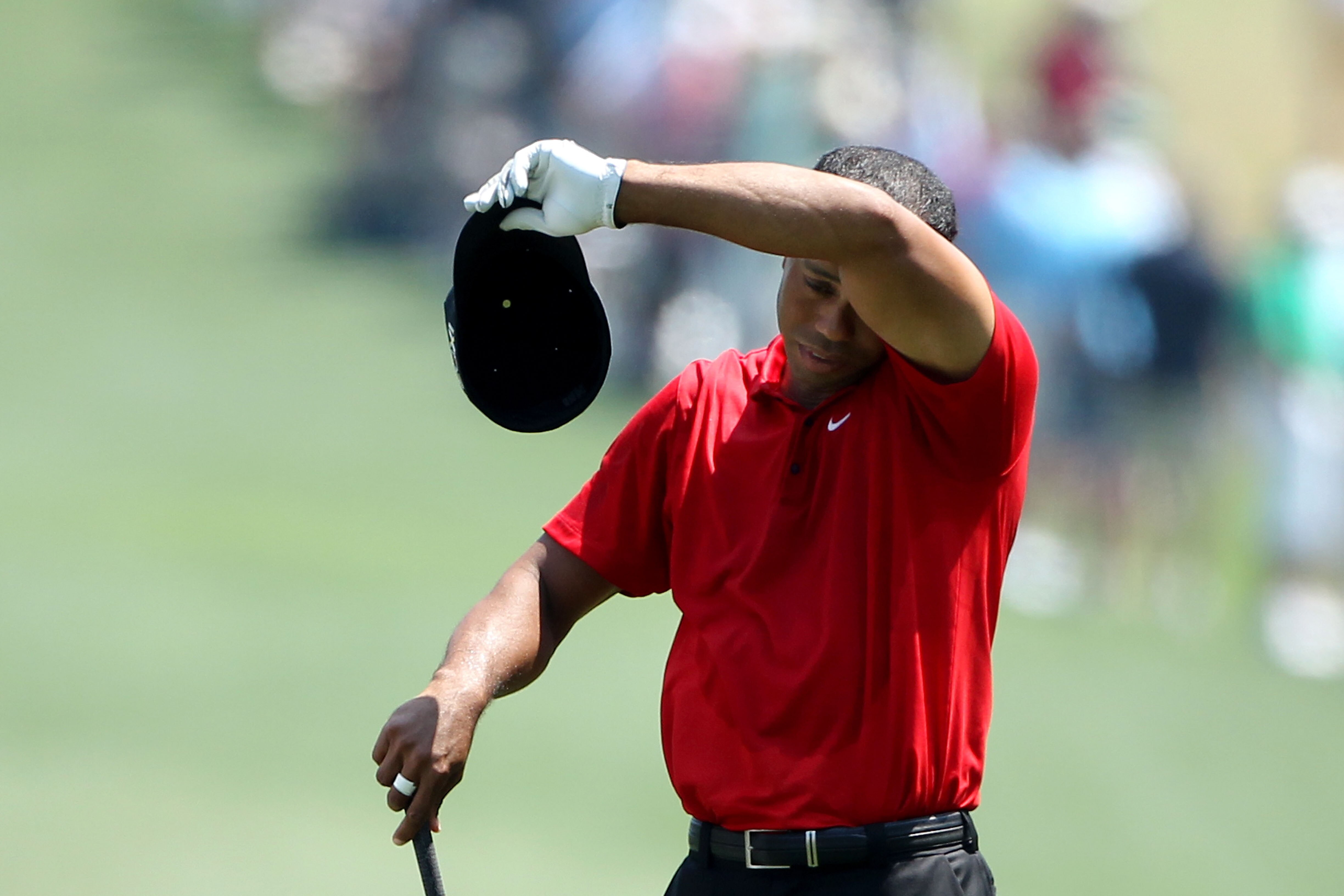 AUGUSTA, GA - APRIL 10:  Tiger Woods wipes his face on the first hole during the final round of the 2011 Masters Tournament at Augusta National Golf Club on April 10, 2011 in Augusta, Georgia.  (Photo by Andrew Redington/Getty Images)