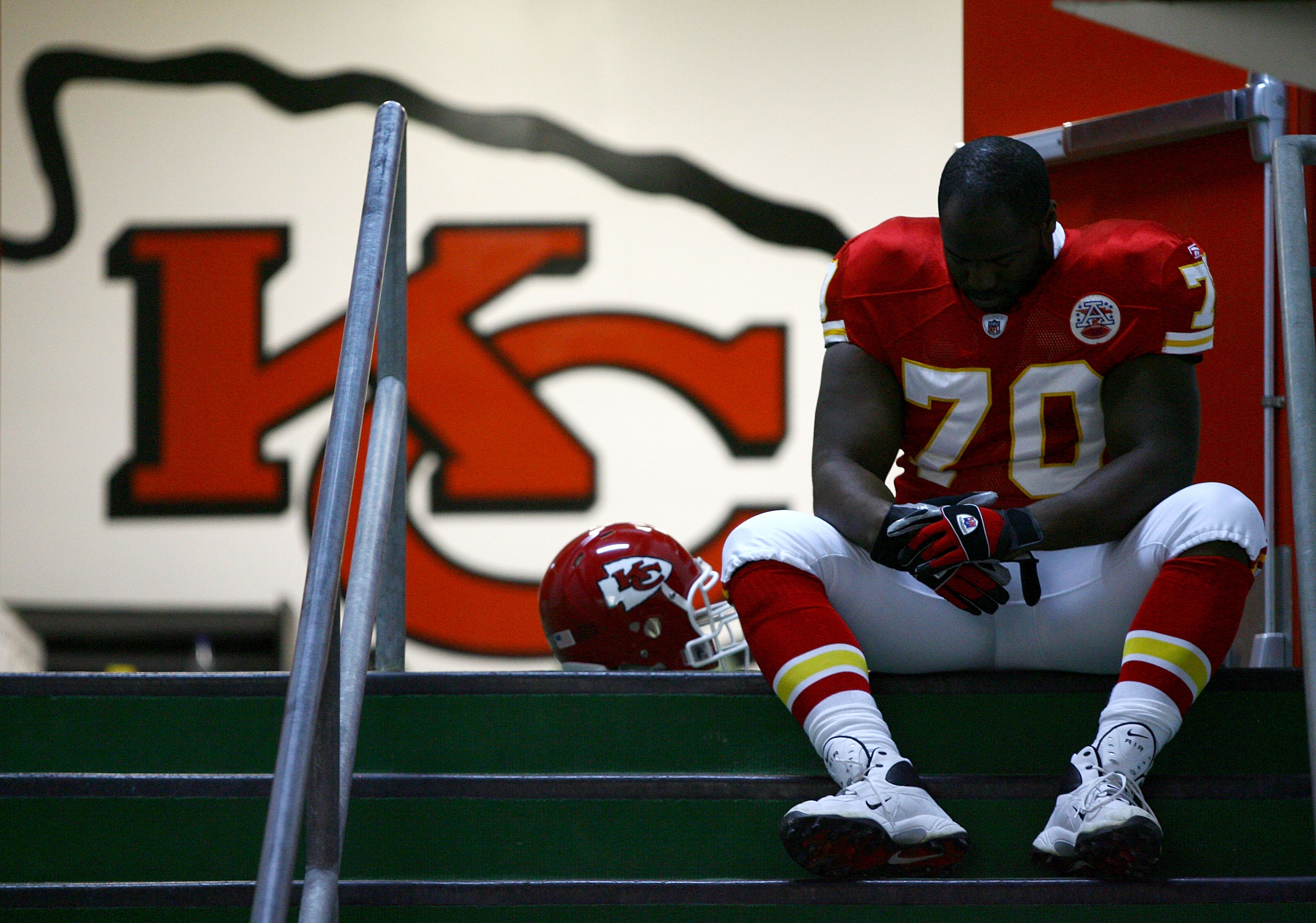 KANSAS CITY, MO - NOVEMBER 23:  Defensive end Alfonso Boone #70 of the Kansas City Chiefs prepares to take the field prior to the start of the game against the Buffalo Bills on November 23, 2008 at Arrowhead Stadium in Kansas City, Missouri.  (Photo by Ja