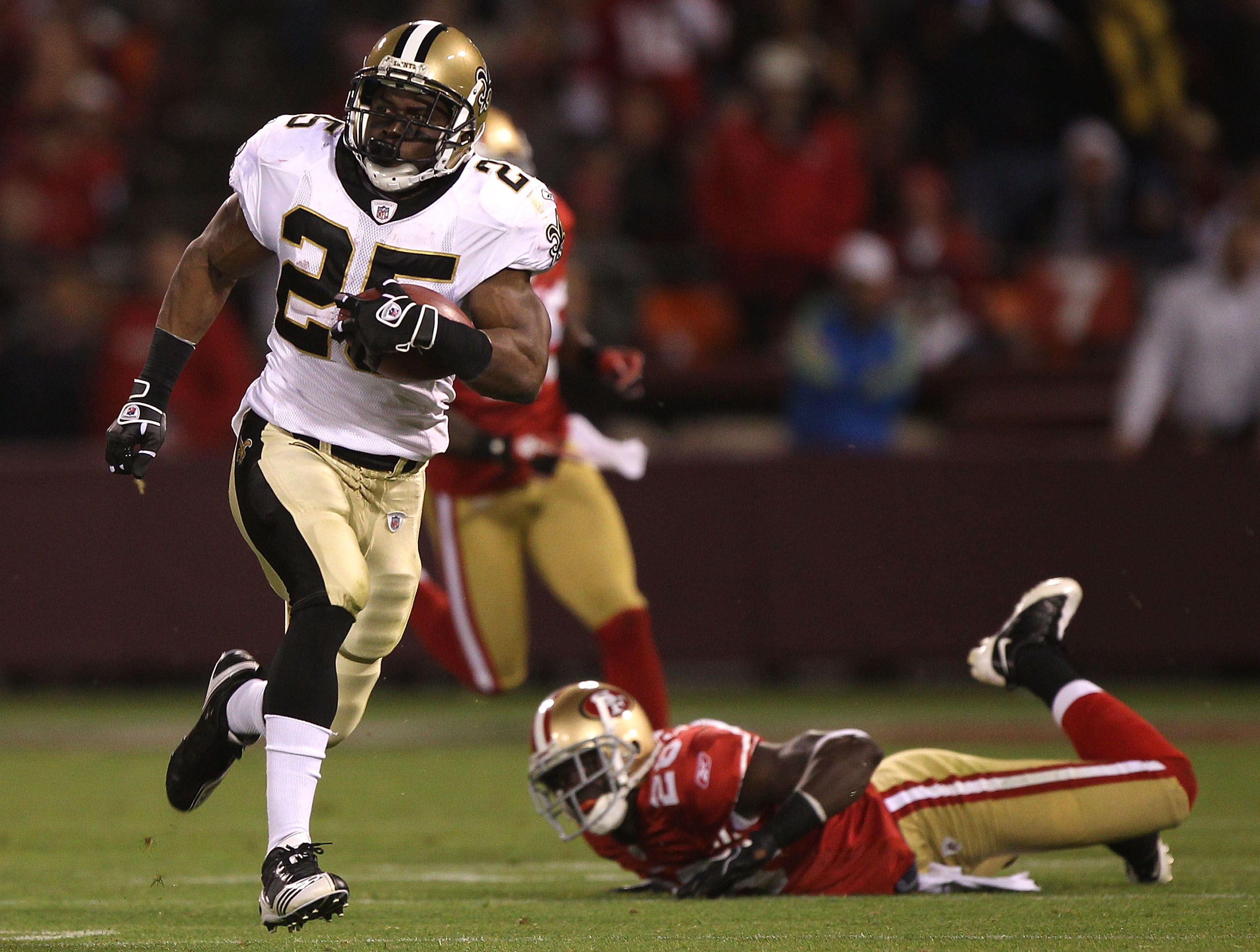 SAN FRANCISCO - SEPTEMBER 20:  Reggie Bush #25 of the New Orleans Saints runs against the San Francisco 49ers during an NFL game at Candlestick Park on September 20, 2010 in San Francisco, California.  (Photo by Jed Jacobsohn/Getty Images)