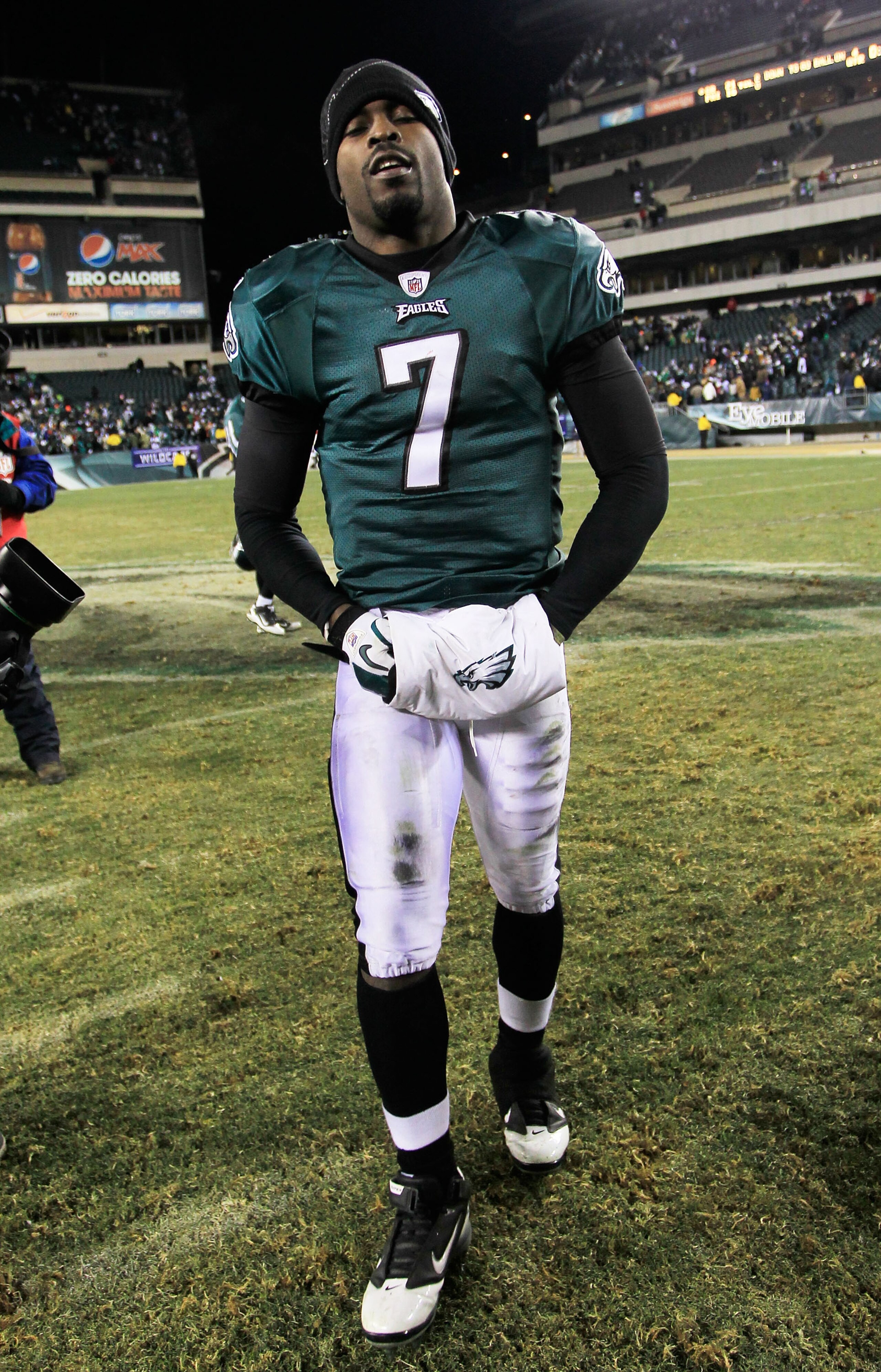 PHILADELPHIA, PA - JANUARY 09:  Michael Vick #7 of the Philadelphia Eagles reacts after their 21 to 16 loss to the Green Bay Packers during the 2011 NFC wild card playoff game at Lincoln Financial Field on January 9, 2011 in Philadelphia, Pennsylvania.  (