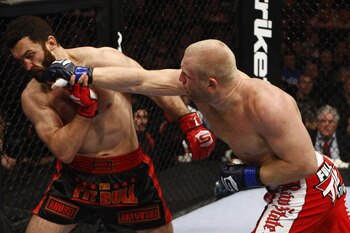 Sergei Kharitonov landing a straight right on Andre Arlovski