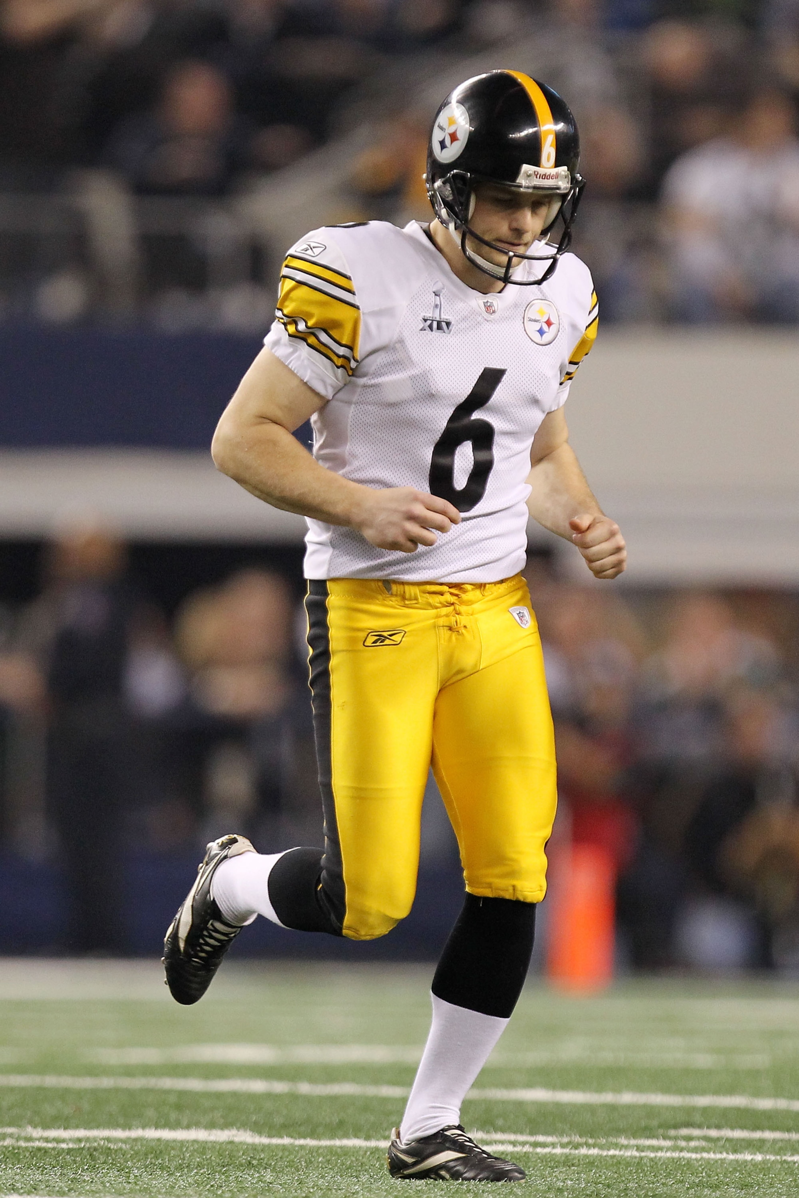 ARLINGTON, TX - FEBRUARY 06: Shaun Suisham #6 of the Pittsburgh Steelers runs off of the field after missing a field goal attempt against the Green Bay Packers during the third quarter of Super Bowl XLV at Cowboys Stadium on February 6, 2011 in Arlington ARLINGTON, TX - FEBRUARY 06: Shaun Suisham #6 of the Pittsburgh Steelers runs off of the field after missing a field goal attempt against the Green Bay Packers during the third quarter of Super Bowl XLV at Cowboys Stadium on February 6, 2011 in Arlington