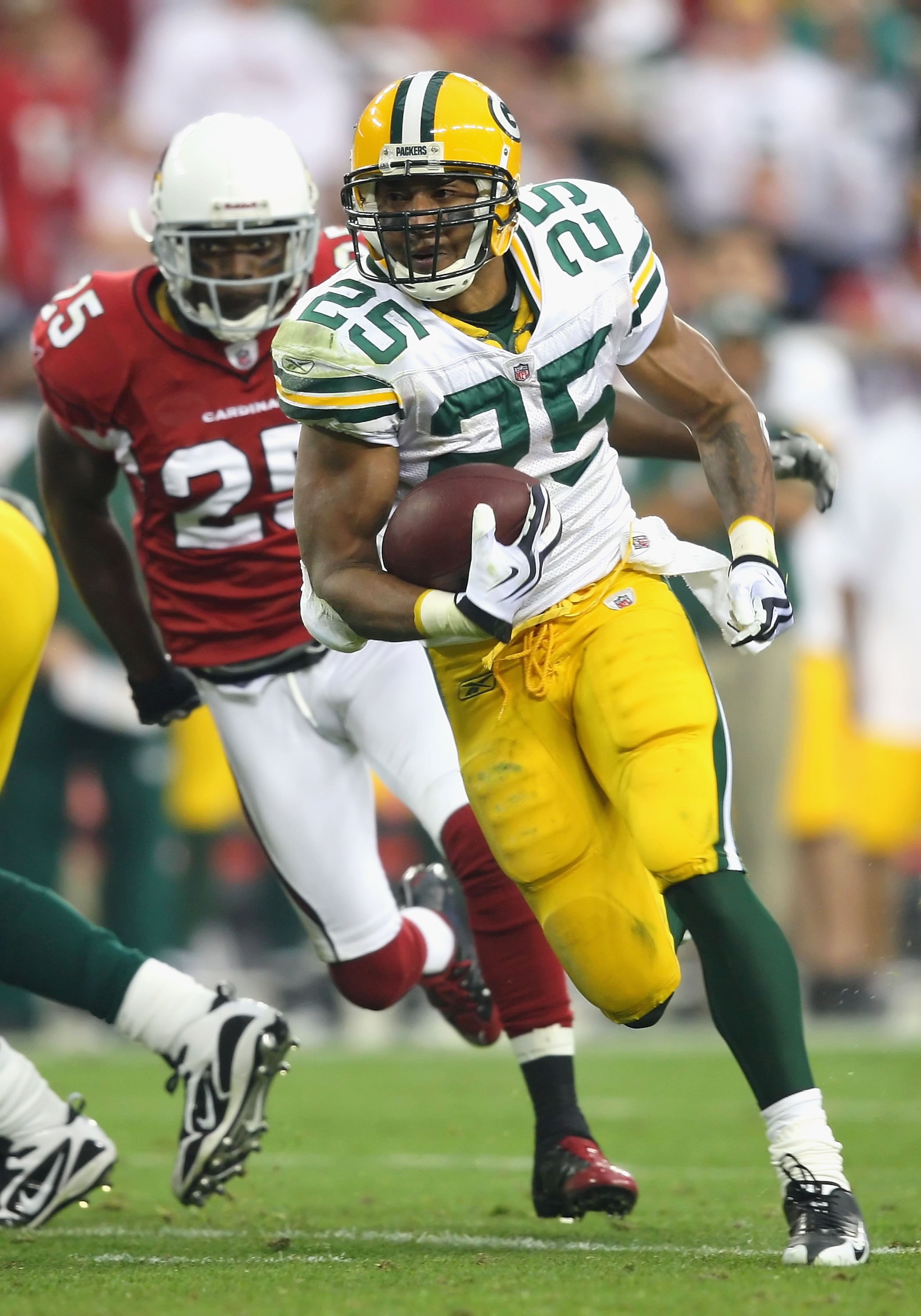 GLENDALE, AZ - JANUARY 10:  Runningback Ryan Grant #25 of the Green Bay Packers rushes the football during the 2010 NFC wild-card playoff game against the Arizona Cardinals at the Universtity of Phoenix Stadium on January 10, 2010 in Glendale, Arizona.  T