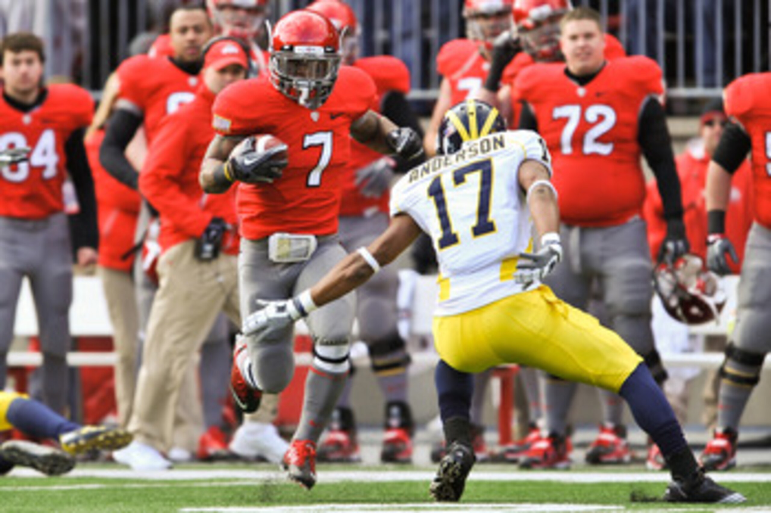 COLUMBUS, OH - NOVEMBER 27:  Jordan Hall #7 of the Ohio State Buckeyes changes direction on Tony Anderson #17 of the Michigan Wolverines during a kickoff return at Ohio Stadium on November 27, 2010 in Columbus, Ohio.  (Photo by Jamie Sabau/Getty Images)
