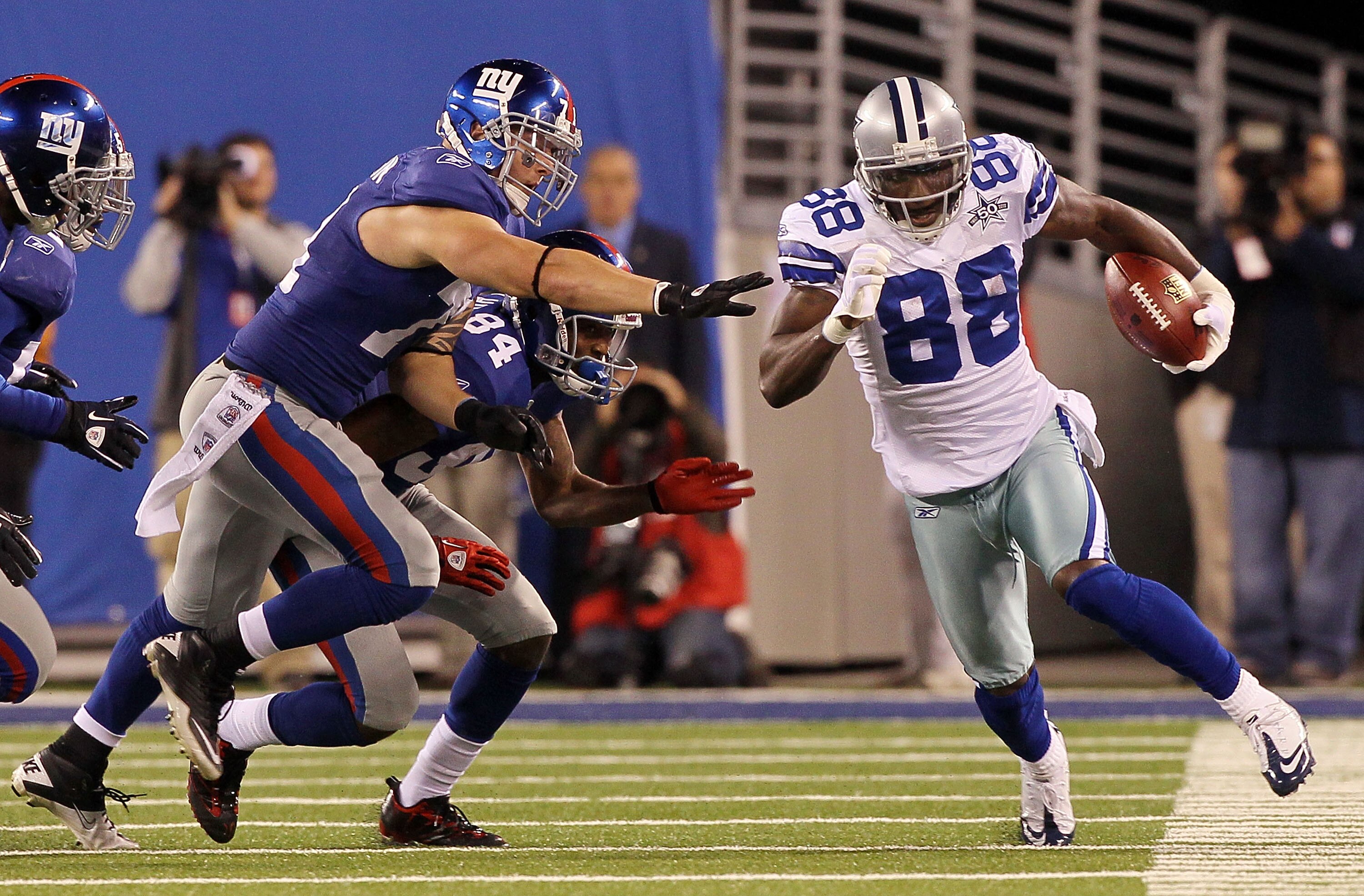 EAST RUTHERFORD, NJ - NOVEMBER 14:  Dez Bryant #88 of the Dallas Cowboys runs a kick off past Dave Tollefson #71, and Duke Calhoun #84 of the New York Giants on November 14, 2010 at the New Meadowlands Stadium in East Rutherford, New Jersey.  (Photo by Ji