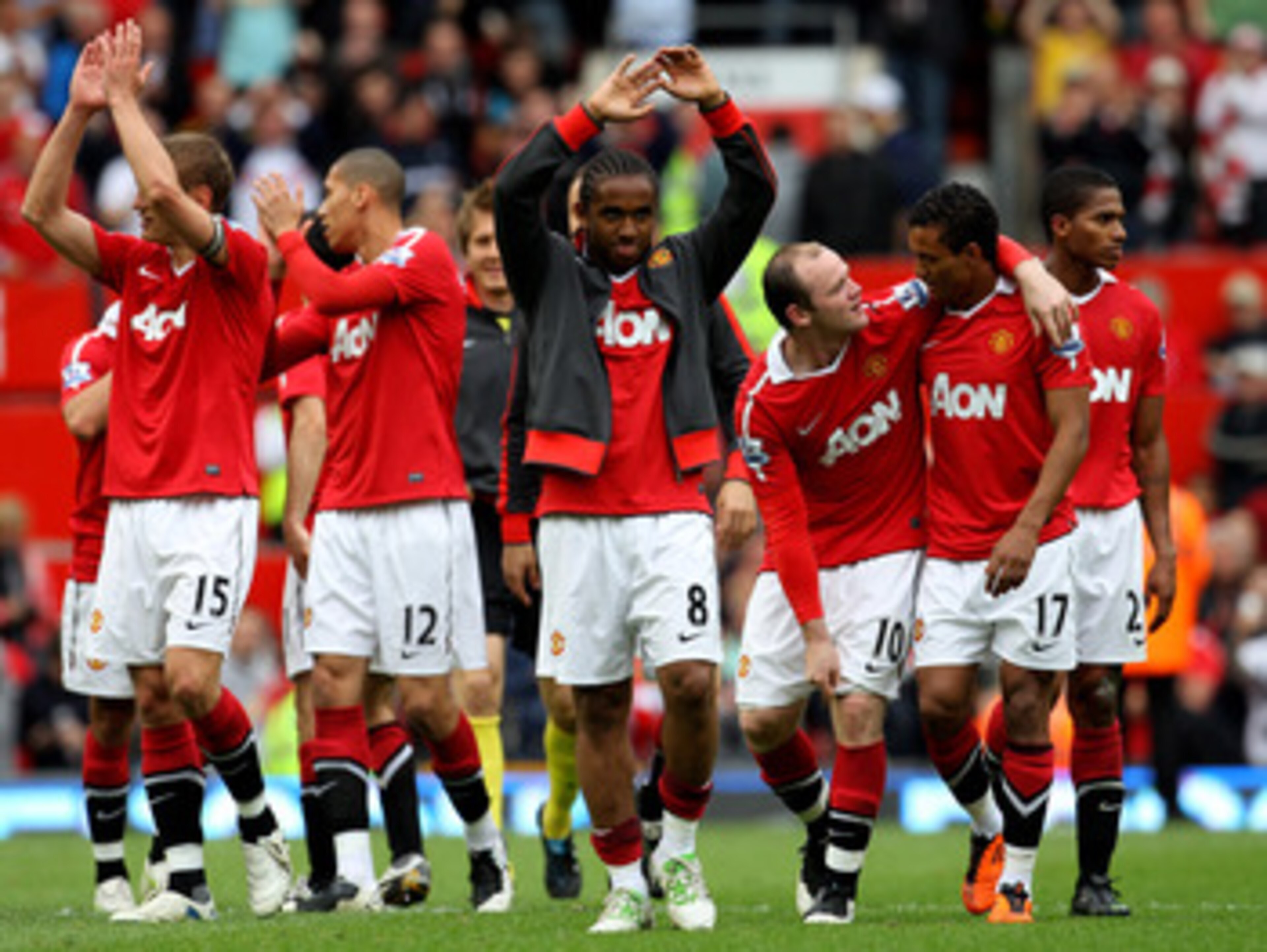 MANCHESTER, ENGLAND - MAY 08: Anderson of Manchester United celebrates with his team mates at the end of the Barclays Premier League match between Manchester United and Chelsea at Old Trafford on May 8, 2011 in Manchester, England. (Photo by Alex Livese MANCHESTER, ENGLAND - MAY 08: Anderson of Manchester United celebrates with his team mates at the end of the Barclays Premier League match between Manchester United and Chelsea at Old Trafford on May 8, 2011 in Manchester, England. (Photo by Alex Livese