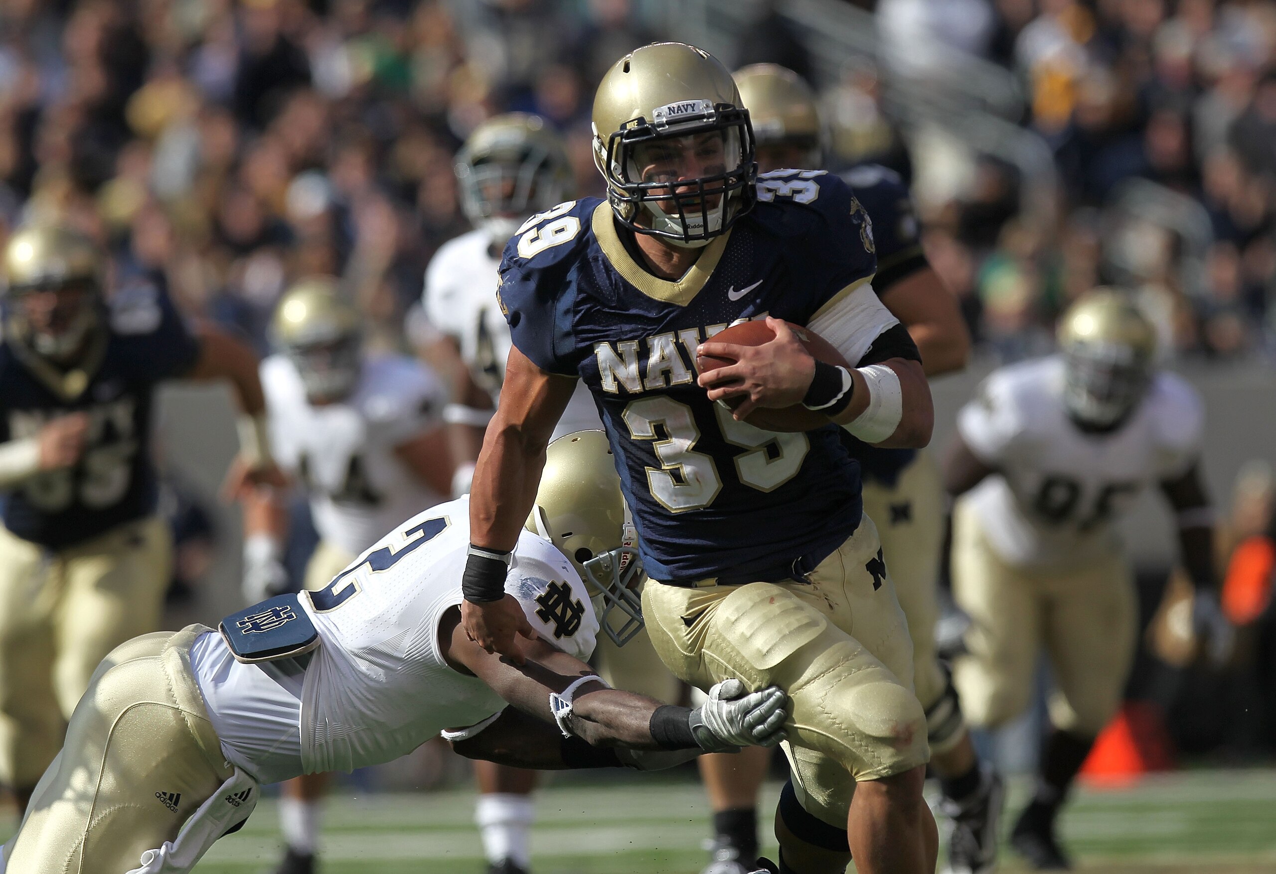 EAST RUTHERFORD, NJ - OCTOBER 23: Alexander Teich #39 of the Navy Midshipmen rushes past the tackle of Darrin Walls #2 of the Notre Dame Fighting Irish at New Meadowlands Stadium on October 23, 2010 in East Rutherford, New Jersey.  (Photo by Nick Laham/Ge