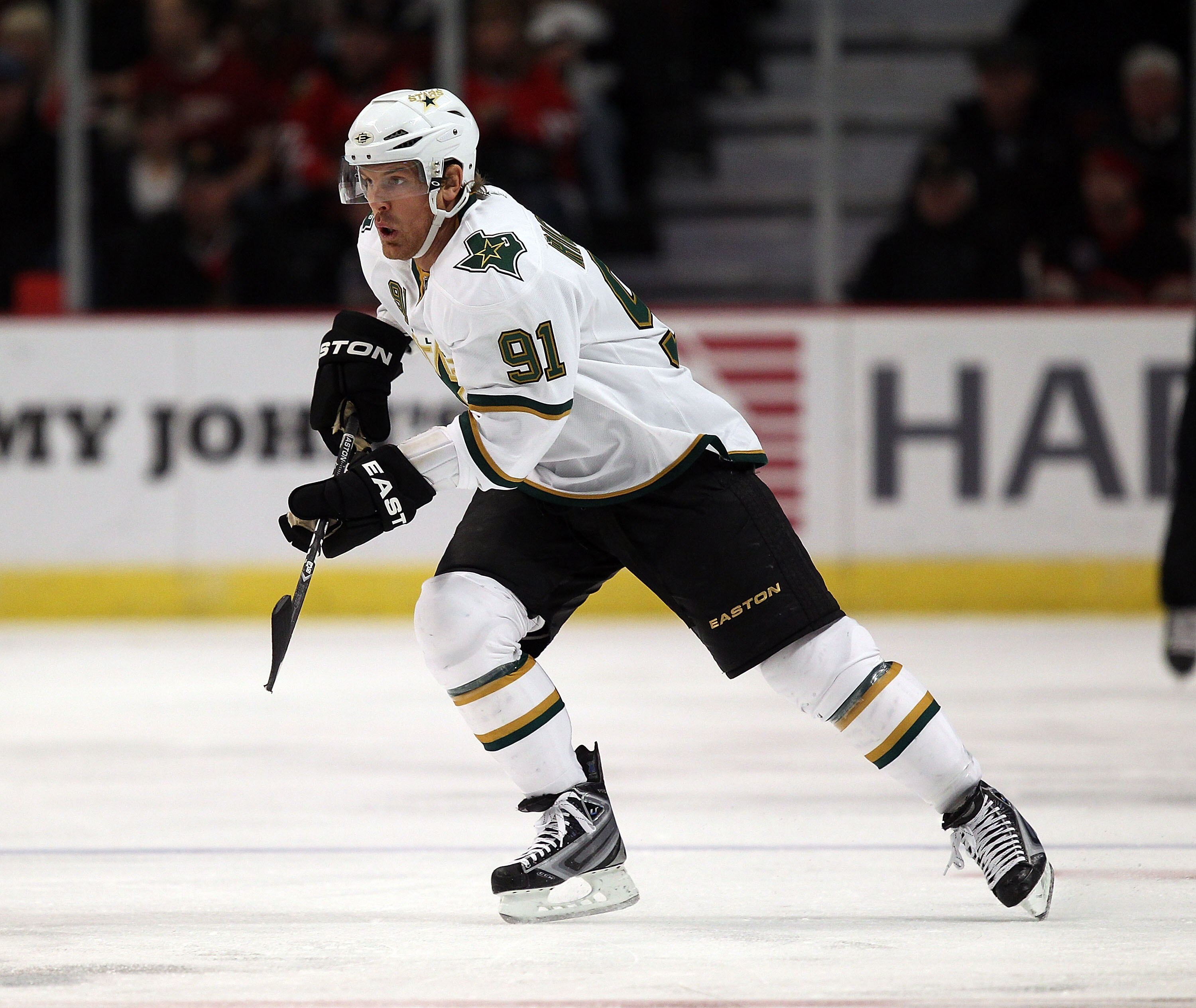 CHICAGO, IL - DECEMBER 08: Brad Richards #91 of the Dallas Stars skates against the Chicago Blackhawks at the United Center on December 8, 2010 in Chicago, Illinois. The Blackhawks defeated the Stars 5-3. (Photo by Jonathan Daniel/Getty Images)