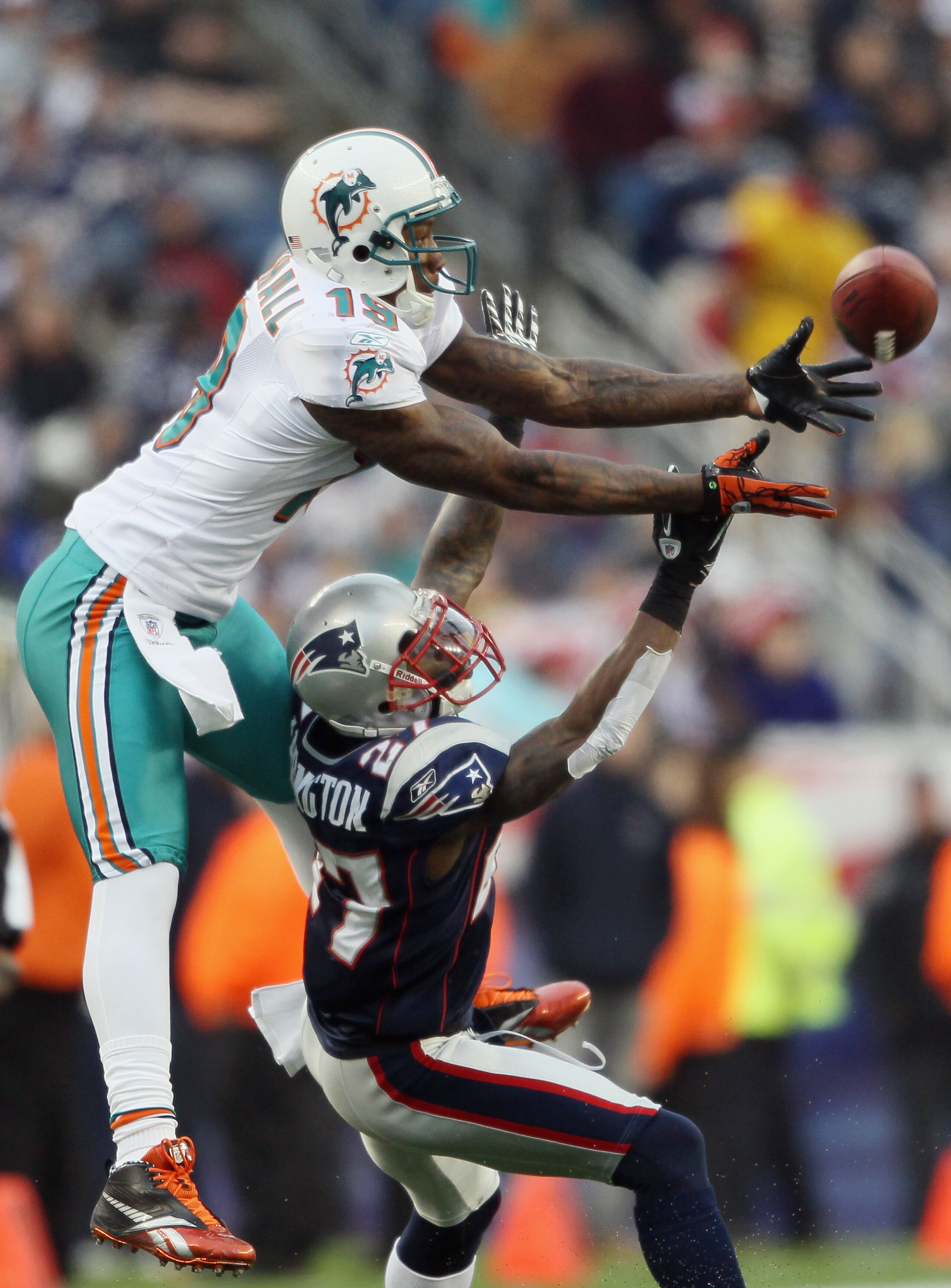 FOXBORO, MA - JANUARY 02: Brandon Marshall #19 of the Miami Dolphins makes the catch as Kyle Arrington #27 of the New England Patriots defends on January 2, 2011 at Gillette Stadium in Foxboro, Massachusetts. (Photo by Elsa/Getty Images) FOXBORO, MA - JANUARY 02: Brandon Marshall #19 of the Miami Dolphins makes the catch as Kyle Arrington #27 of the New England Patriots defends on January 2, 2011 at Gillette Stadium in Foxboro, Massachusetts. (Photo by Elsa/Getty Images)