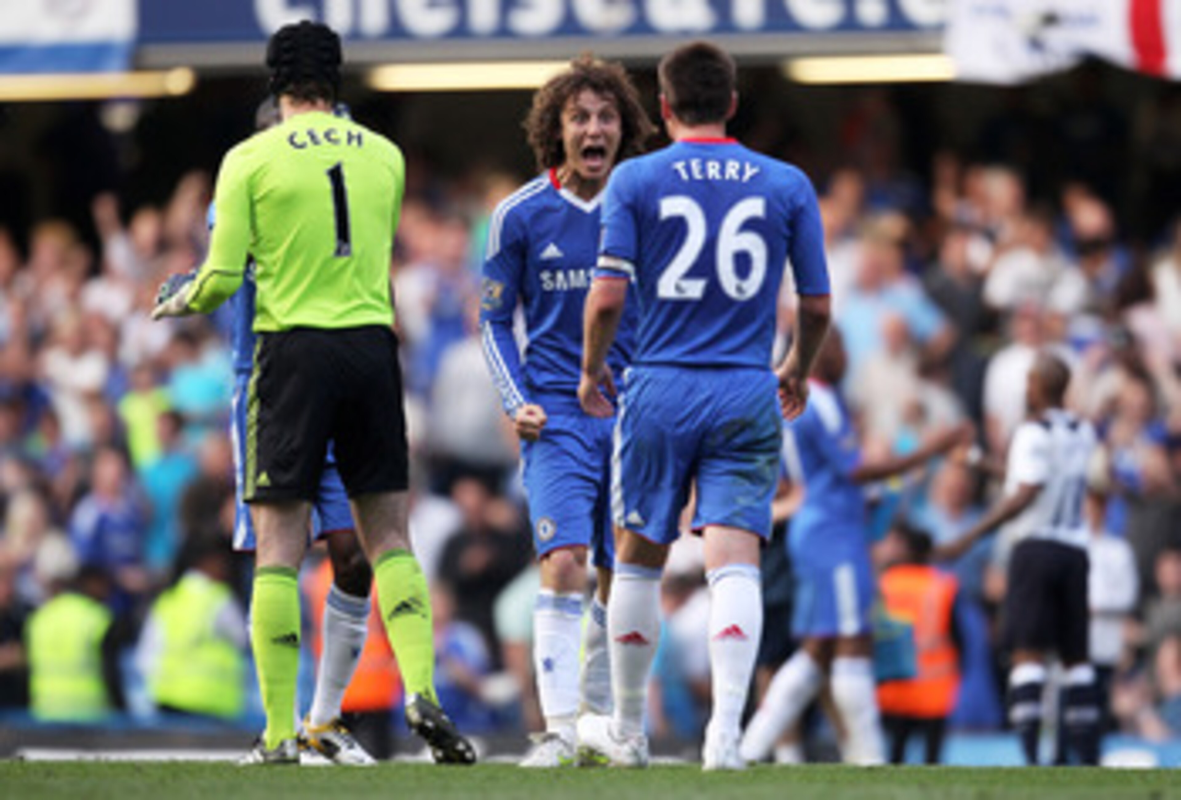 LONDON, ENGLAND - APRIL 30: David Luiz (C) and John Terry of Chelsea celebrate following their team's 2-1 victory during the Barclays Premier League match between Chelsea and Tottenham Hotspur at Stamford Bridge on April 30, 2011 in London, England. (Ph LONDON, ENGLAND - APRIL 30: David Luiz (C) and John Terry of Chelsea celebrate following their team's 2-1 victory during the Barclays Premier League match between Chelsea and Tottenham Hotspur at Stamford Bridge on April 30, 2011 in London, England. (Ph