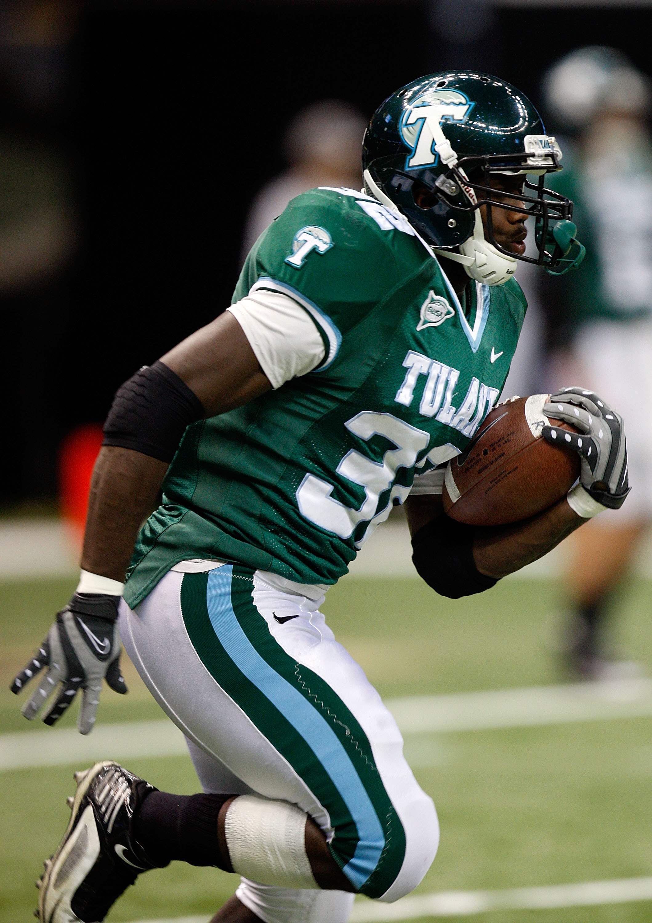 NEW ORLEANS - NOVEMBER 07:  Running back Andre Anderson #32 of the Tulane Green Wave at Louisana Superdome on November 7, 2009 in New Orleans, Louisiana.  (Photo by Ronald Martinez/Getty Images)