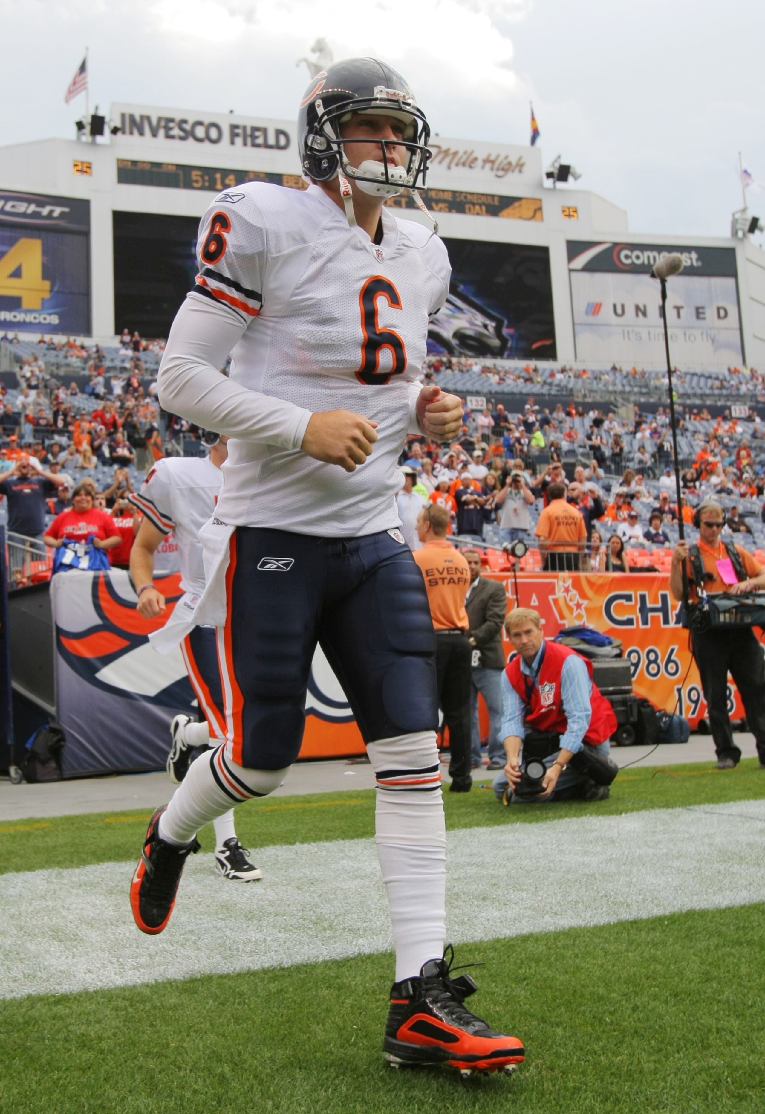 DENVER - AUGUST 30: Quarterback Jay Cutler #6 of the Chicago Bears jogs onto the field prior to the preseason game against the Denver Broncos at INVESCO Field at Mile High on August 30, 2009 in Denver, Colorado. (Photo by Doug Pensinger/Getty Images) DENVER - AUGUST 30: Quarterback Jay Cutler #6 of the Chicago Bears jogs onto the field prior to the preseason game against the Denver Broncos at INVESCO Field at Mile High on August 30, 2009 in Denver, Colorado. (Photo by Doug Pensinger/Getty Images)