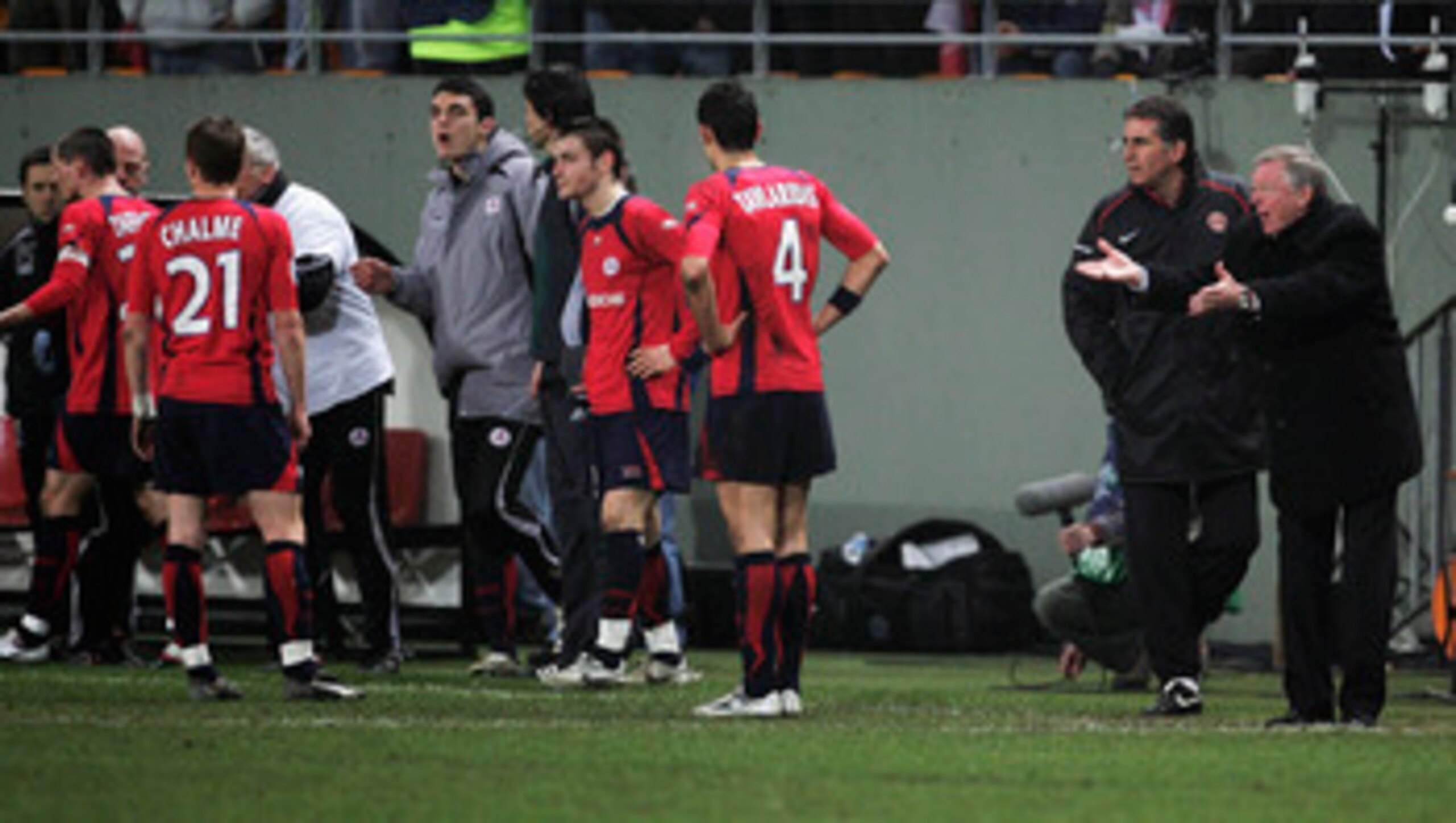LENS, FRANCE - FEBRUARY 20:  Manchester United manager Sir Alex Ferguson pleads with his players to remain on the pitch during the Champions League first Knock-out round of 16, first leg between Lille and Manchester United at Stade Felix Bollaert in Lens,