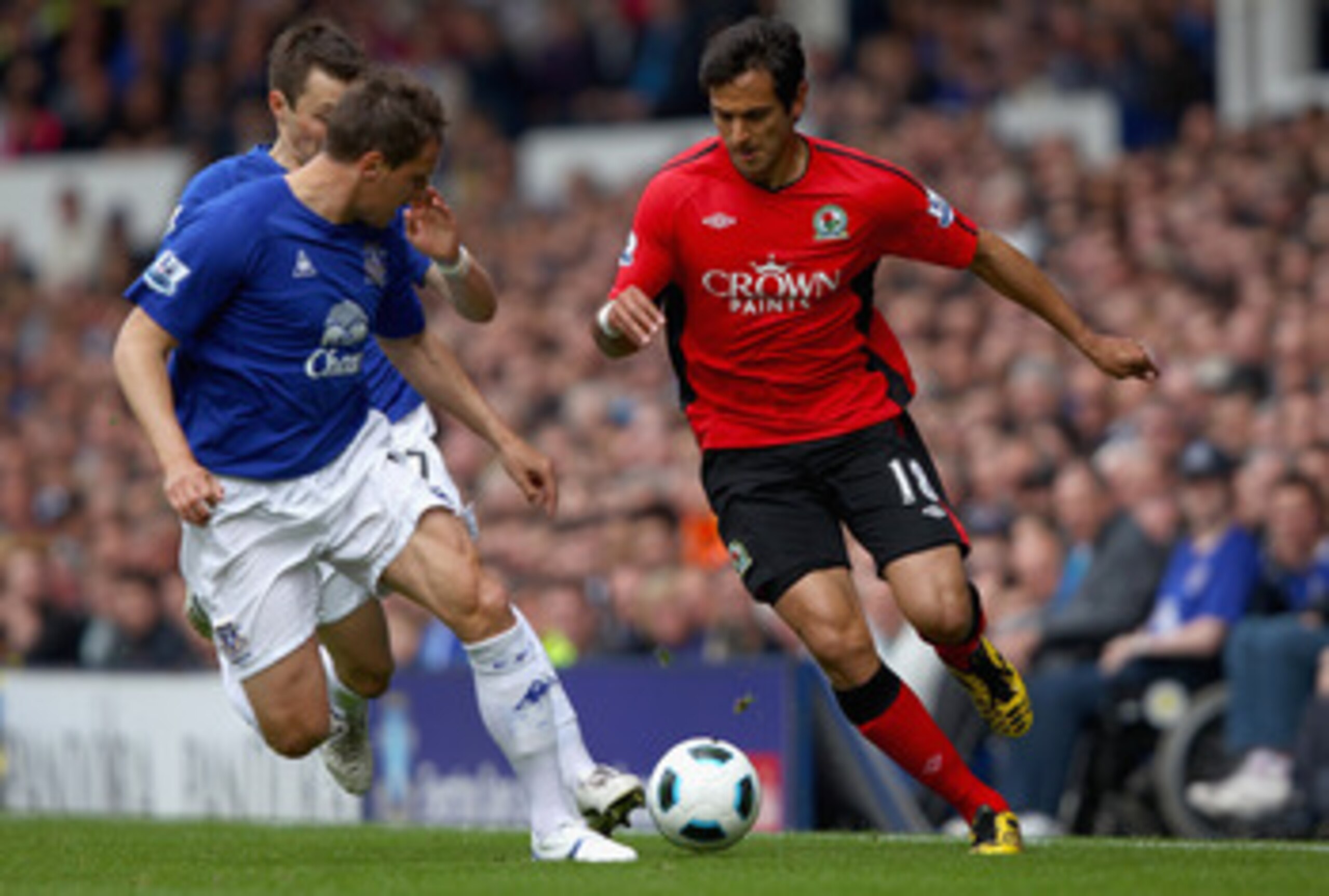 LIVERPOOL, ENGLAND - APRIL 16:  Roque Santa Cruz of Blackburn Rovers attempts to move away from Diniyar Bilyaletdinov and Phil Jagielka of Everton during the Barclays Premier League match between Everton and Blackburn Rovers at  Goodison Park on April 16,