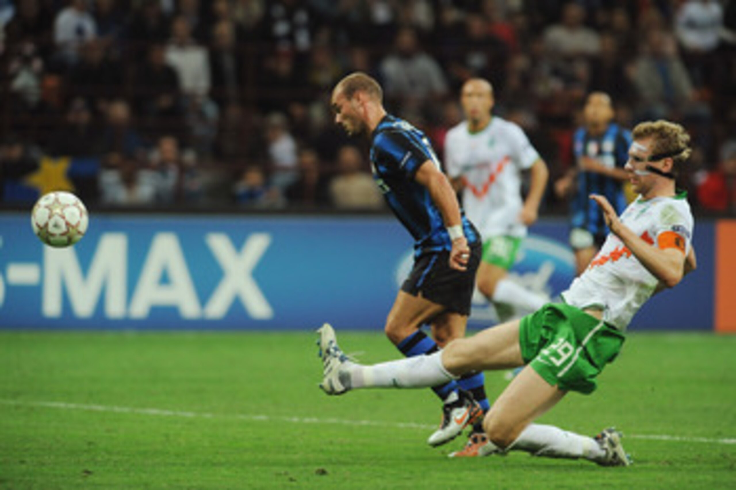 MILAN, ITALY - SEPTEMBER 29:  Wesley Sneijder of FC Internazionale Milano scores his goal during the UEFA Champions League group A match between FC Internazionale Milano and SV Werder Bremen at Stadio Giuseppe Meazza on September 29, 2010 in Milan, Italy.