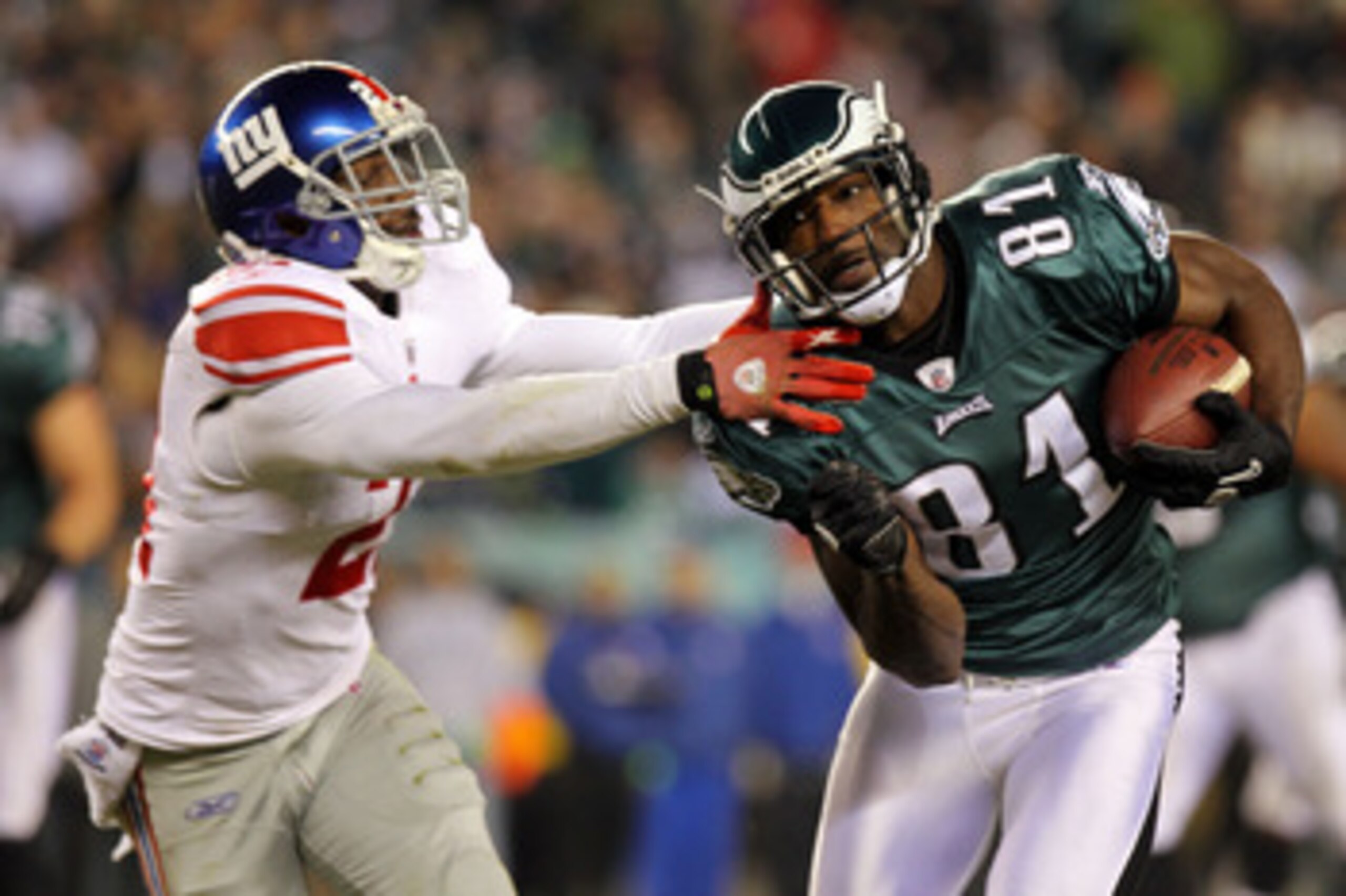 PHILADELPHIA - NOVEMBER 21:  Kenny Phillips #21 of the New York Giants tries to tackle Jason Avant #81 of the Philadelphia Eagles at Lincoln Financial Field on November 21, 2010 in Philadelphia, Pennsylvania.  (Photo by Nick Laham/Getty Images)