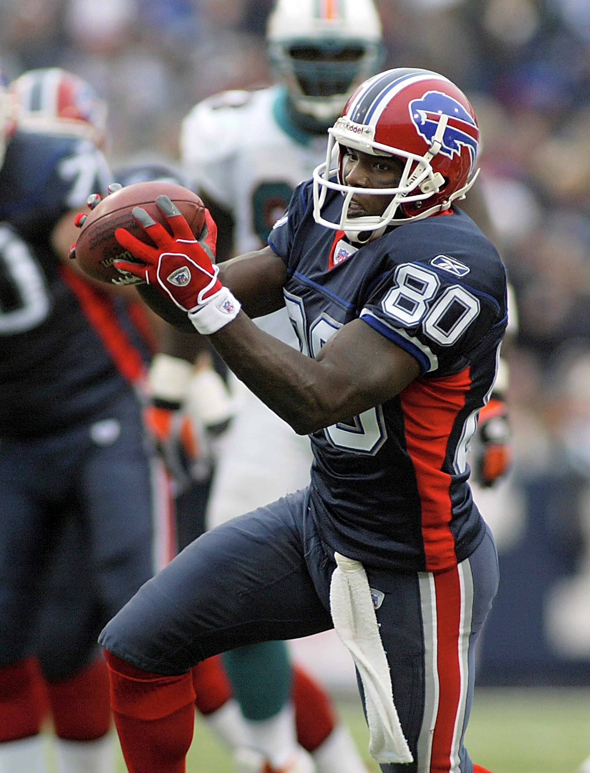 ORCHARD PARK, NY - OCTOBER 9:  Wide receiver Eric Moulds #80 of the Buffalo Bills catches a pass against the Miami Dolphins on October 9, 2005 at Ralph Wilson Stadium in Orchard Park, New York. The Bills defeated the Dolphins 20-14.  (Photo by Rick Stewar
