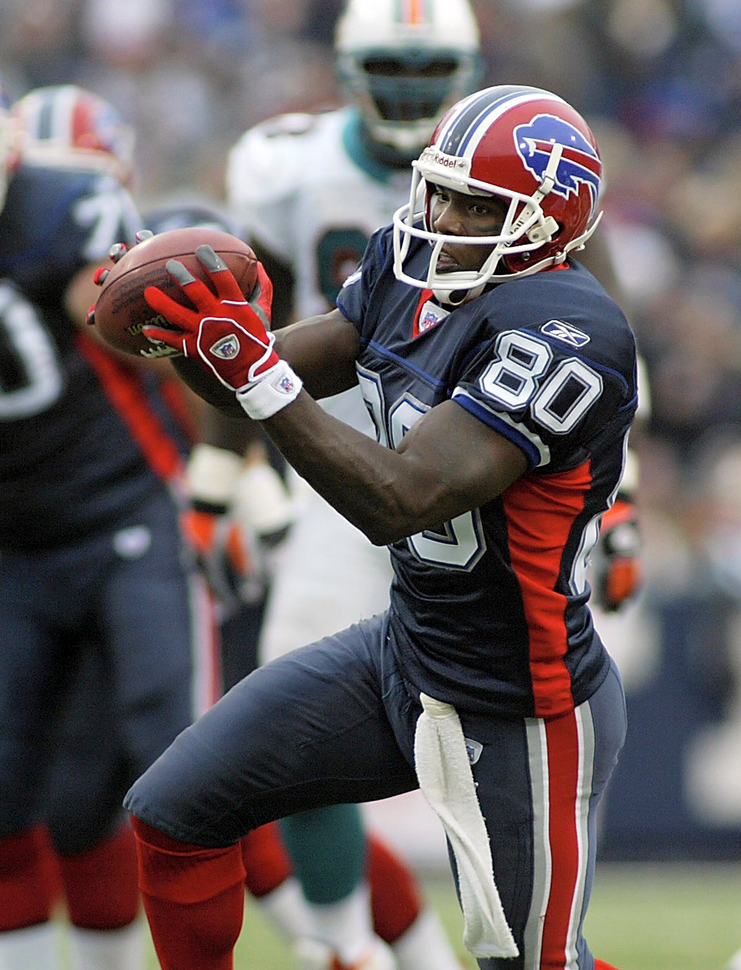 ORCHARD PARK, NY - OCTOBER 9:  Wide receiver Eric Moulds #80 of the Buffalo Bills catches a pass against the Miami Dolphins on October 9, 2005 at Ralph Wilson Stadium in Orchard Park, New York. The Bills defeated the Dolphins 20-14.  (Photo by Rick Stewar