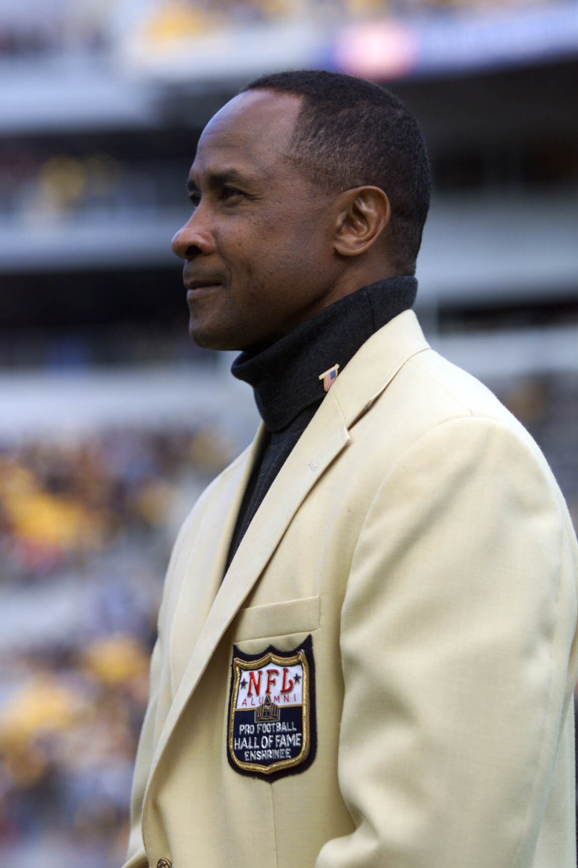 07 Oct 2001:  NFL Hall of Fame inductee and ex-Pittsburgh Steeler Lynn Swann is presented a Hall Of Fame Ring during the pre-game ceremony at Heinz Stadium in Pittsburgh, Pennsylvania. The Steelers won 16-7. DIGITAL IMAGE. Mandatory Credit: Jason Cohn/All