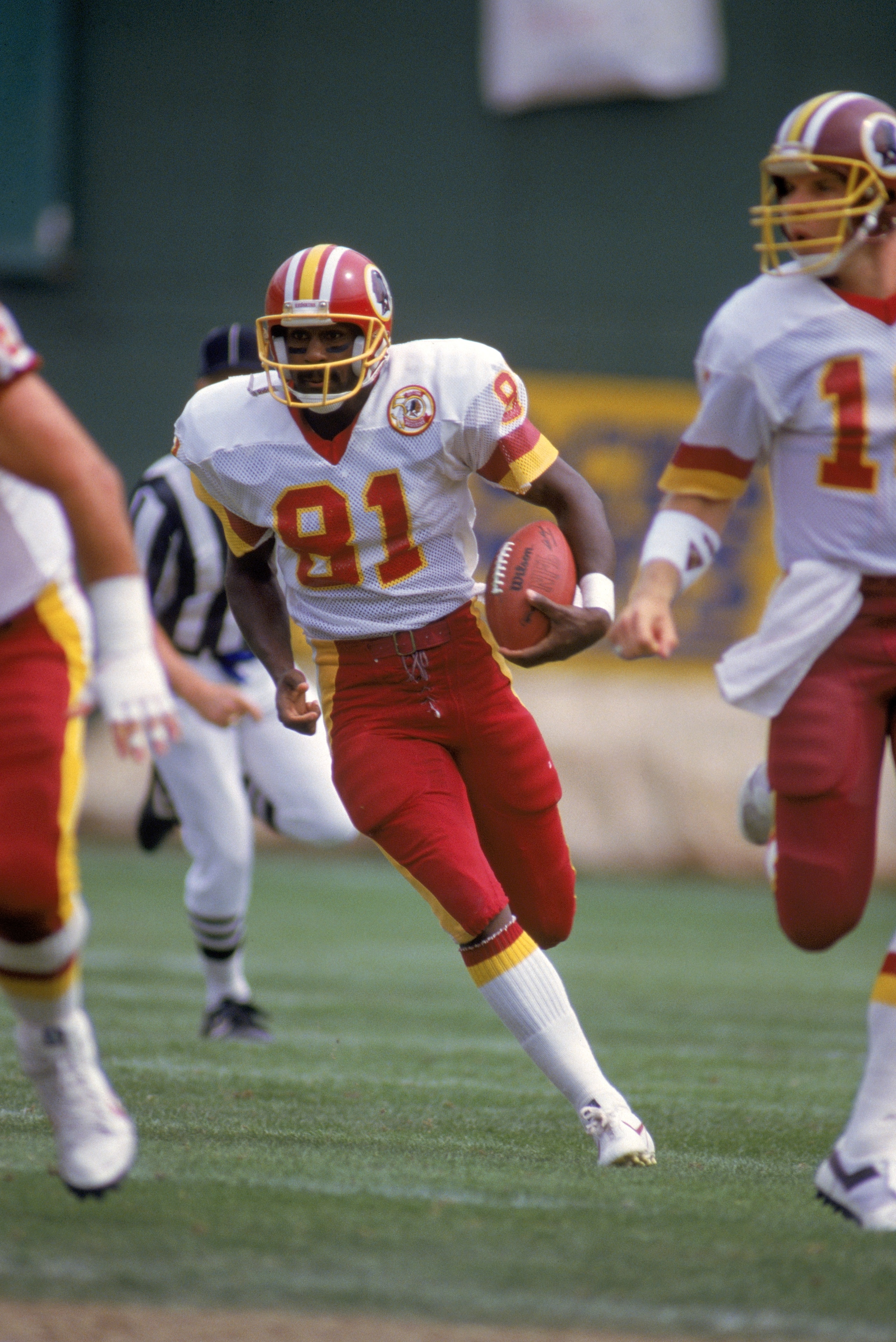 1986:  Wide receiver Art Monk #81 of the Washington Redskins runs for yards during a 1986 NFL season game.  (Photo by Stephen Dunn/Getty Images)