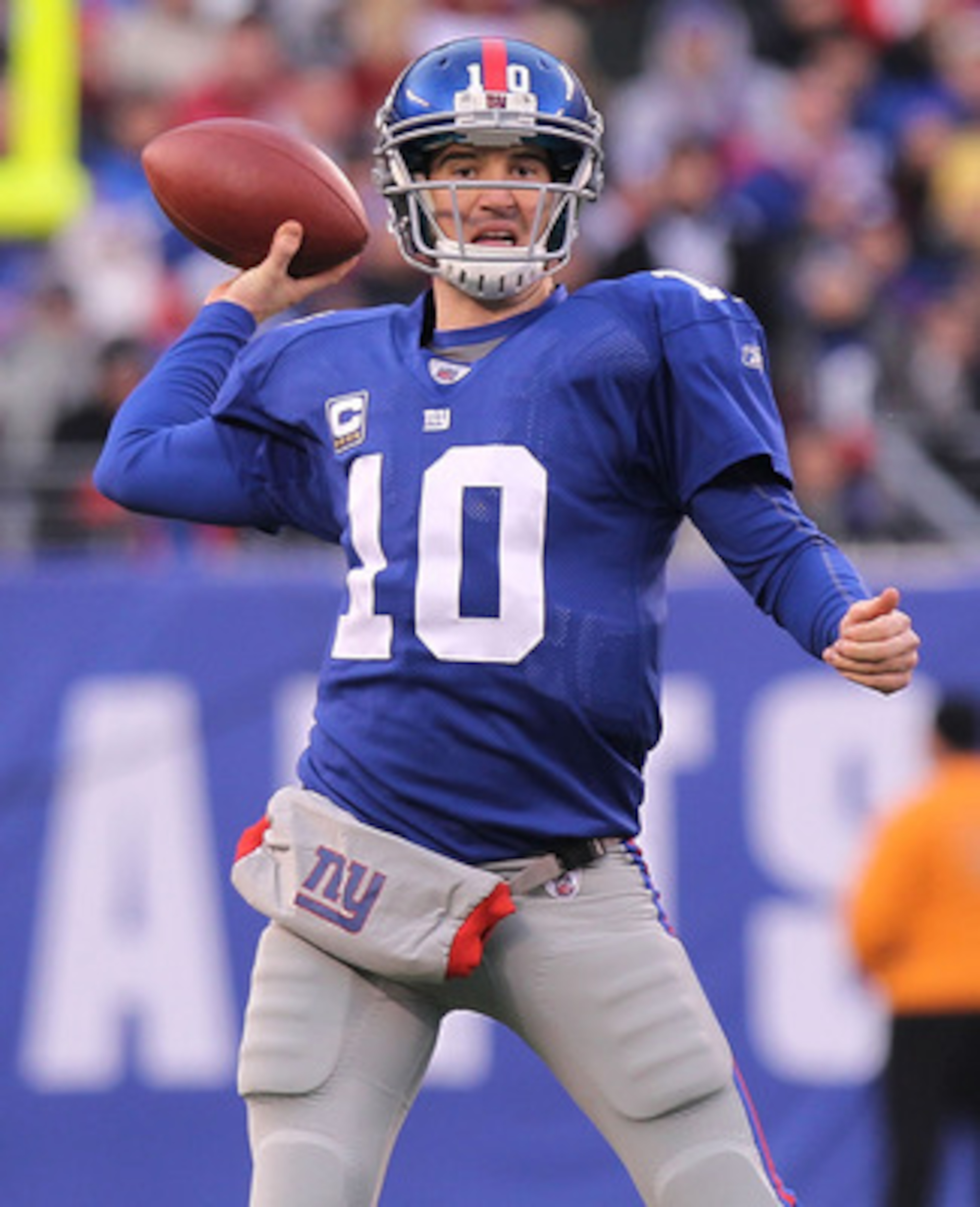 EAST RUTHERFORD, NJ - DECEMBER 19:  Eli Manning #10 of the New York Giants passes against the Philadelphia Eagles at New Meadowlands Stadium on December 19, 2010 in East Rutherford, New Jersey.  (Photo by Nick Laham/Getty Images)